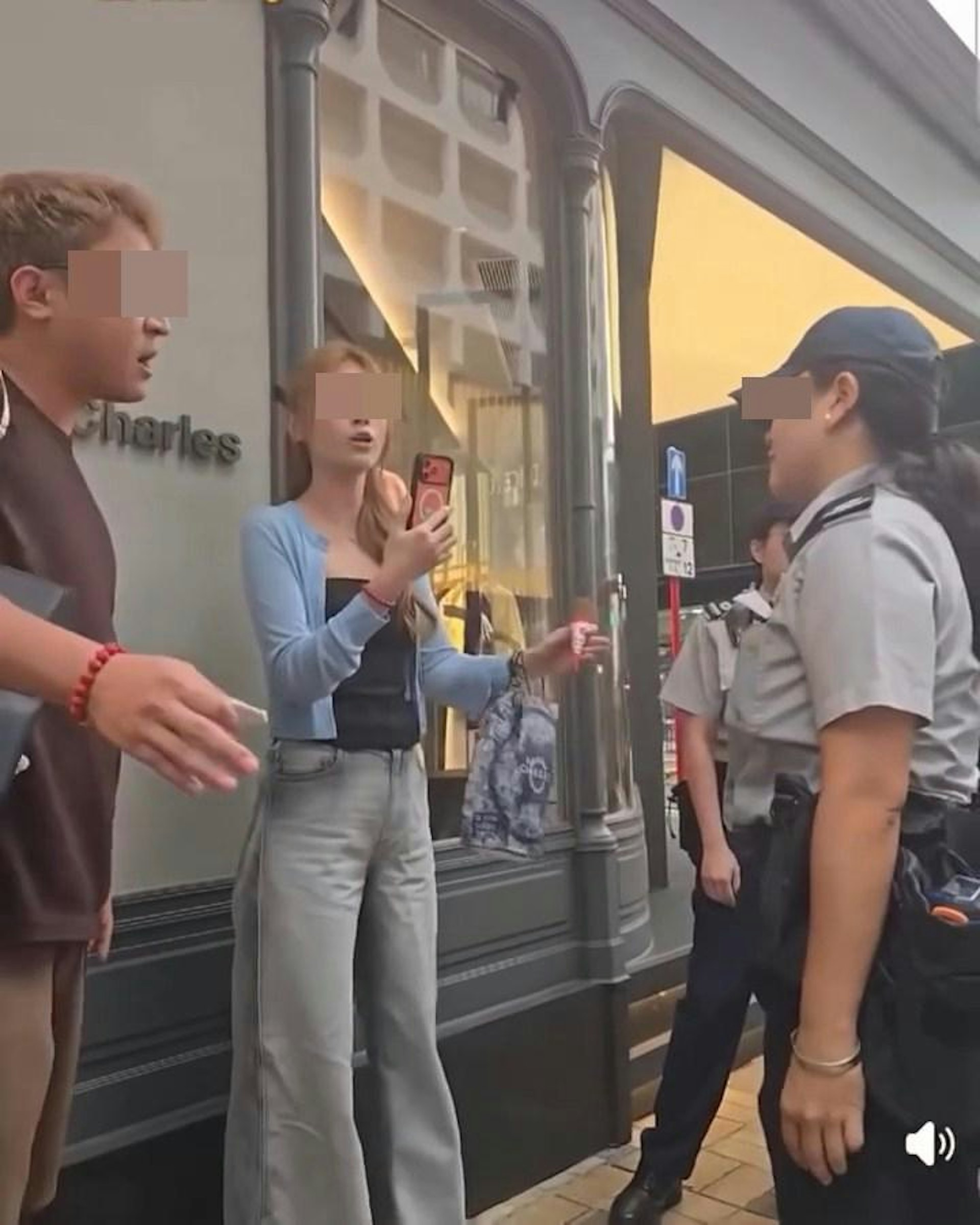 尖沙咀廣東道有1對男女遊客隨地亂丟煙頭「斷正」,被食環署人員開罰單,但2人拒絕出示身份證明文件,還取出手機反拍食環署人員。(Facebook影片截圖)