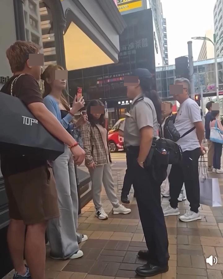 該對男女遊客大聲質問食環署人員。（Facebook影片截圖）