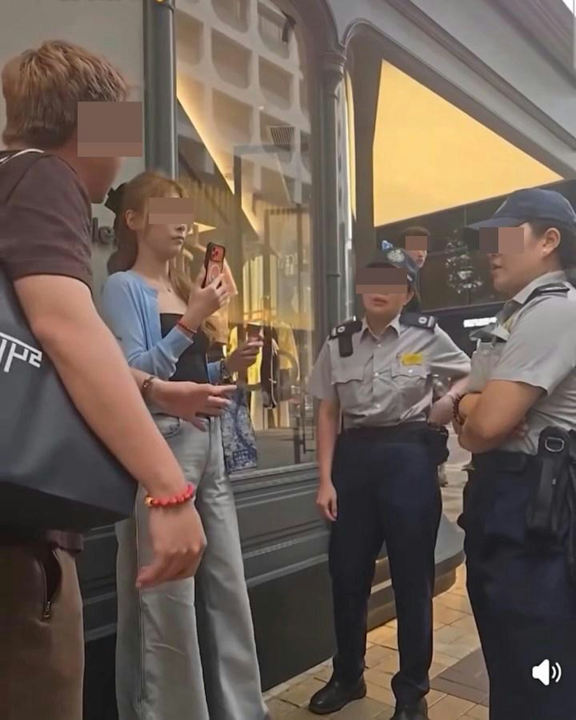 該對男女遊客大聲質問食環署人員。(Facebook影片截圖)