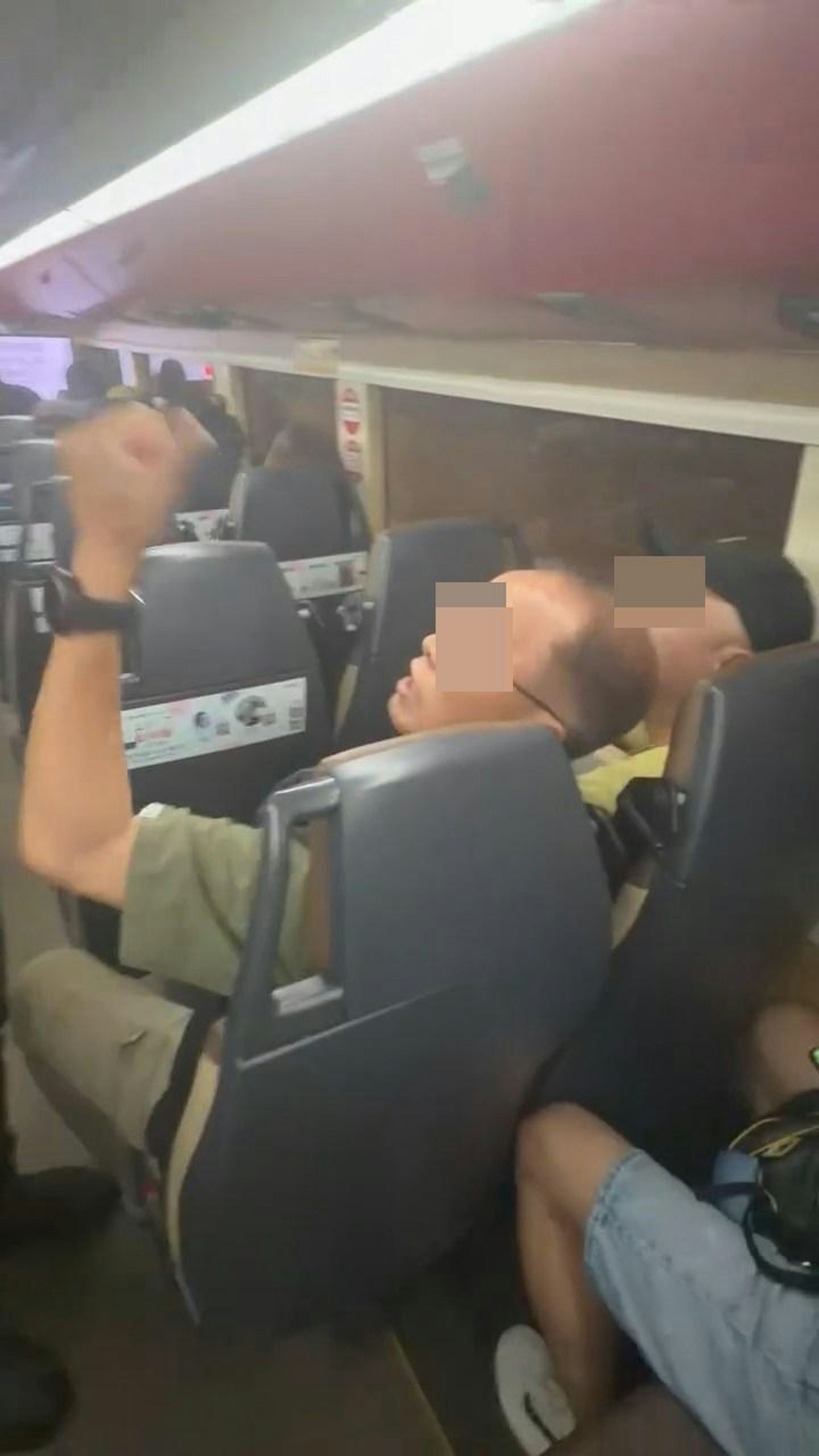 九巴上有2名阿伯以粗言穢語大談嫖妓經歷,且聲量極大騷擾全車乘客。(Facebook群組「香港交通及突發事故報料區」)