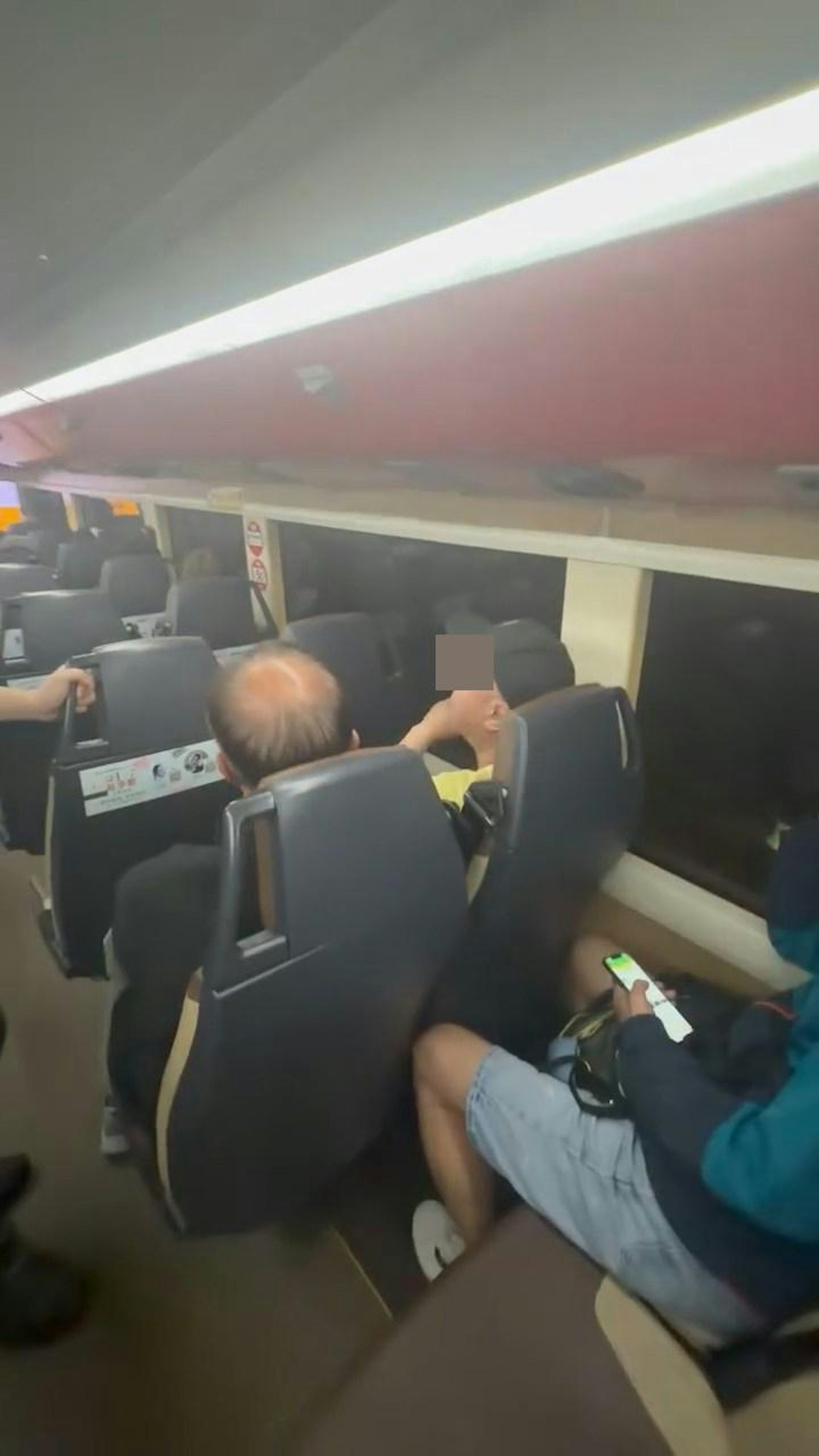 樓主忍無可忍勸喻阿伯收聲,結果反而被對方「用粗口回敬」。(Facebook群組「香港交通及突發事故報料區」)