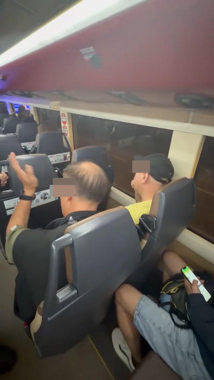 最終1名年輕男乘客挺身，令兩名阿伯收聲。（Facebook群組「香港交通及突發事故報料區」）