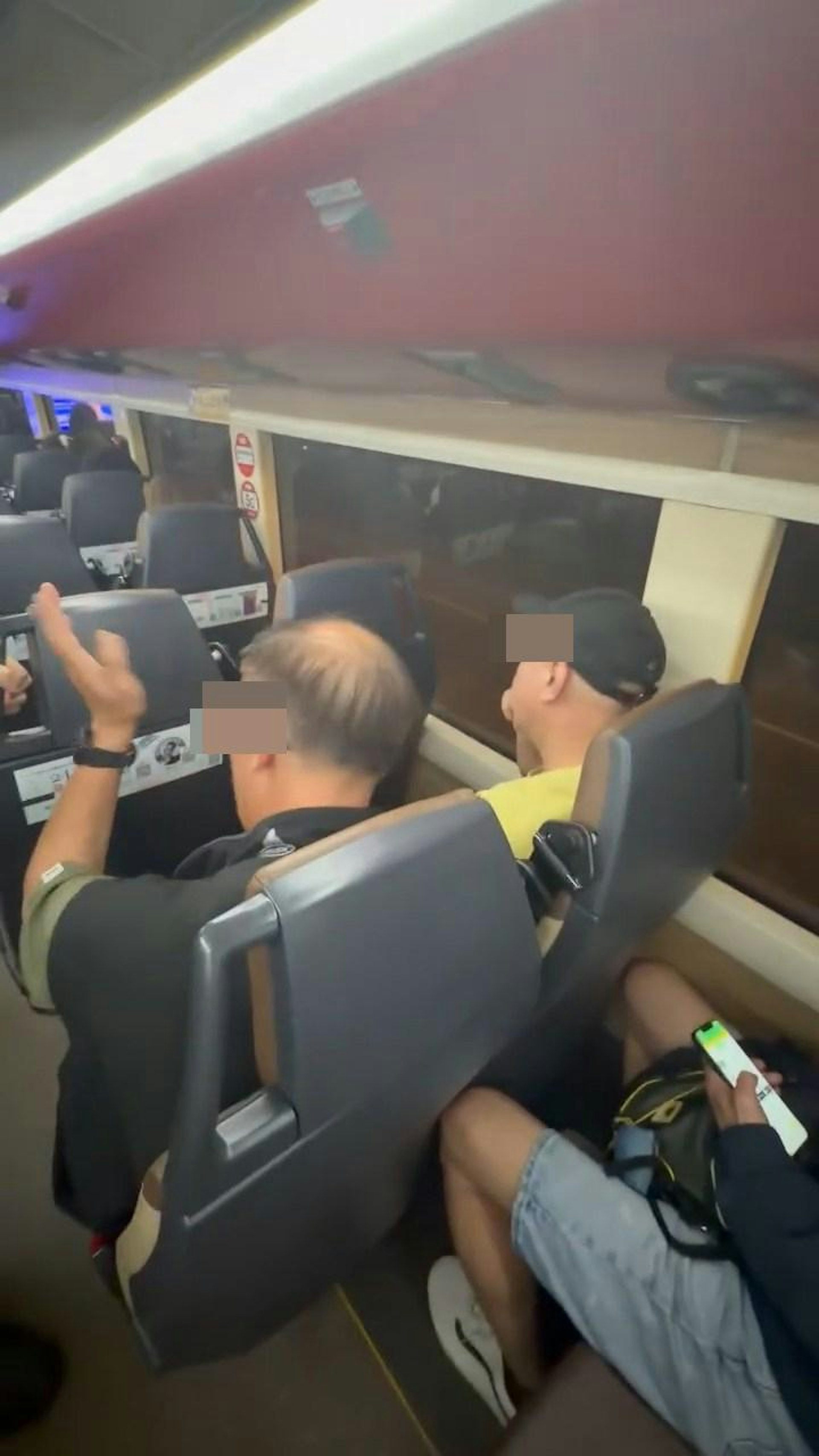 最終1名年輕男乘客挺身,令兩名阿伯收聲。(Facebook群組「香港交通及突發事故報料區」)