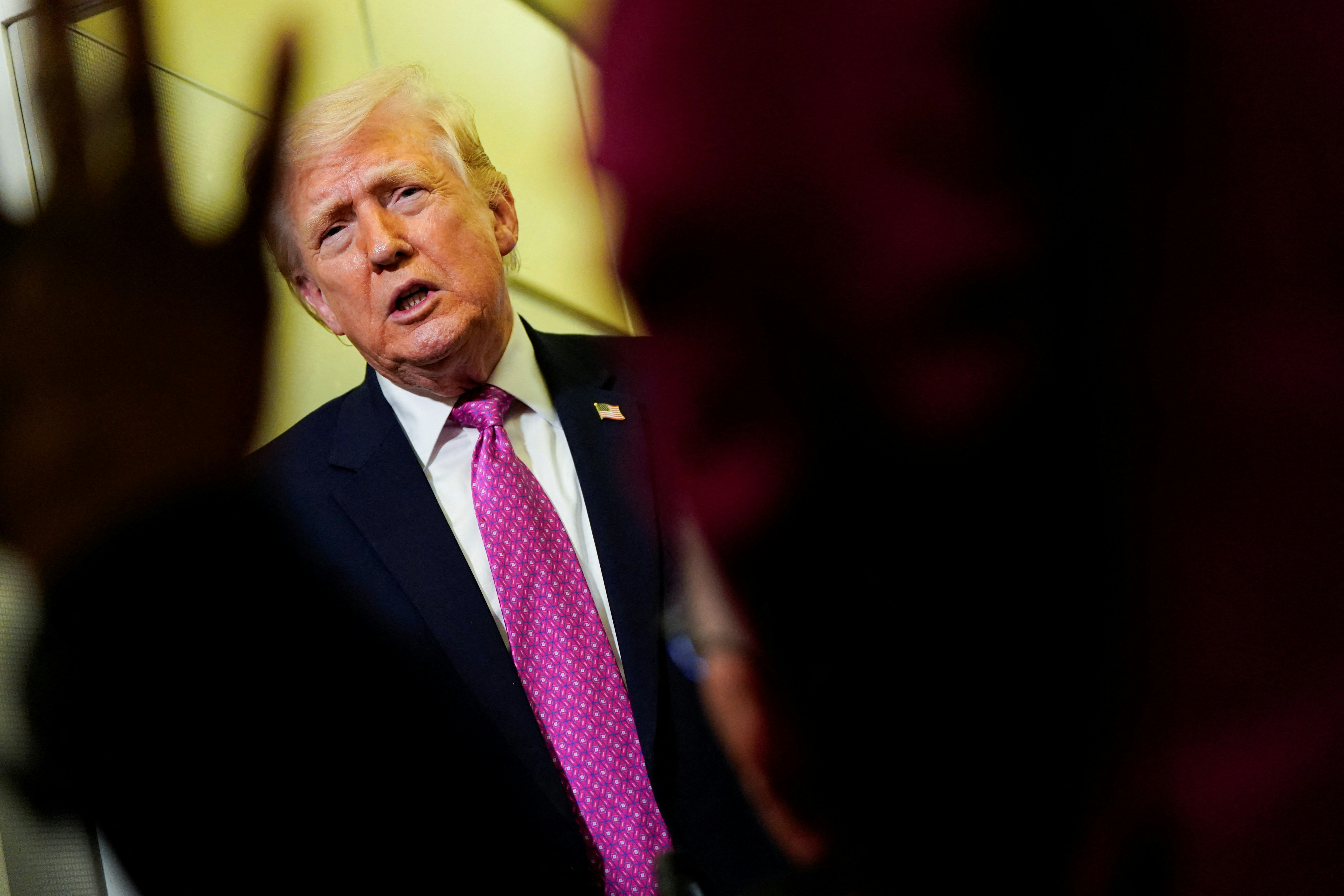 2026年3月29日，特朗普在空軍一號向傳媒發表講話（Reuters）