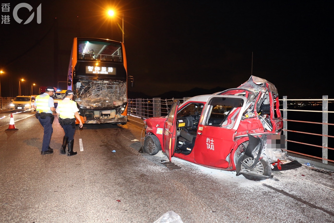 巴士撞向的士，的士車尾嚴重變型。(陳永武攝)