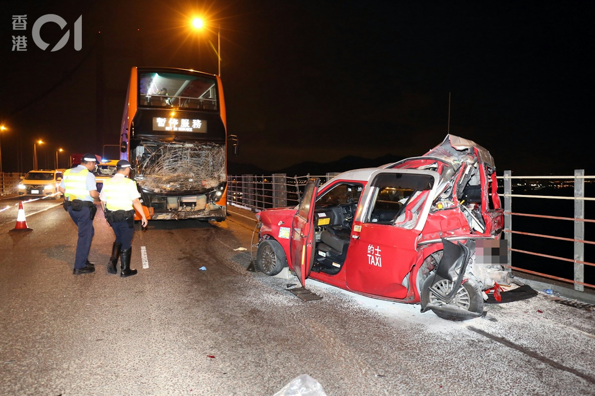 巴士撞向的士,的士車尾嚴重變型。(陳永武攝)