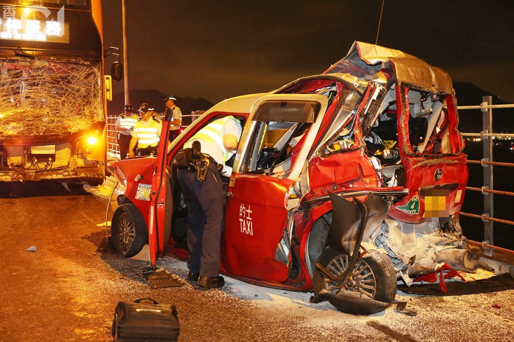 巴士撞向的士，的士車尾嚴重變型。(陳永武攝)