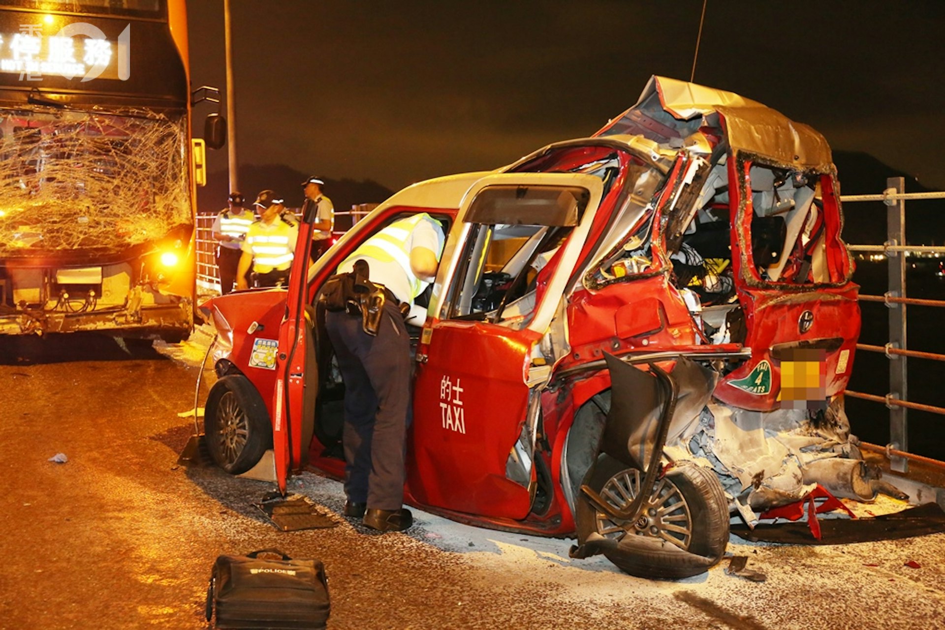 巴士撞向的士,的士車尾嚴重變型。(陳永武攝)