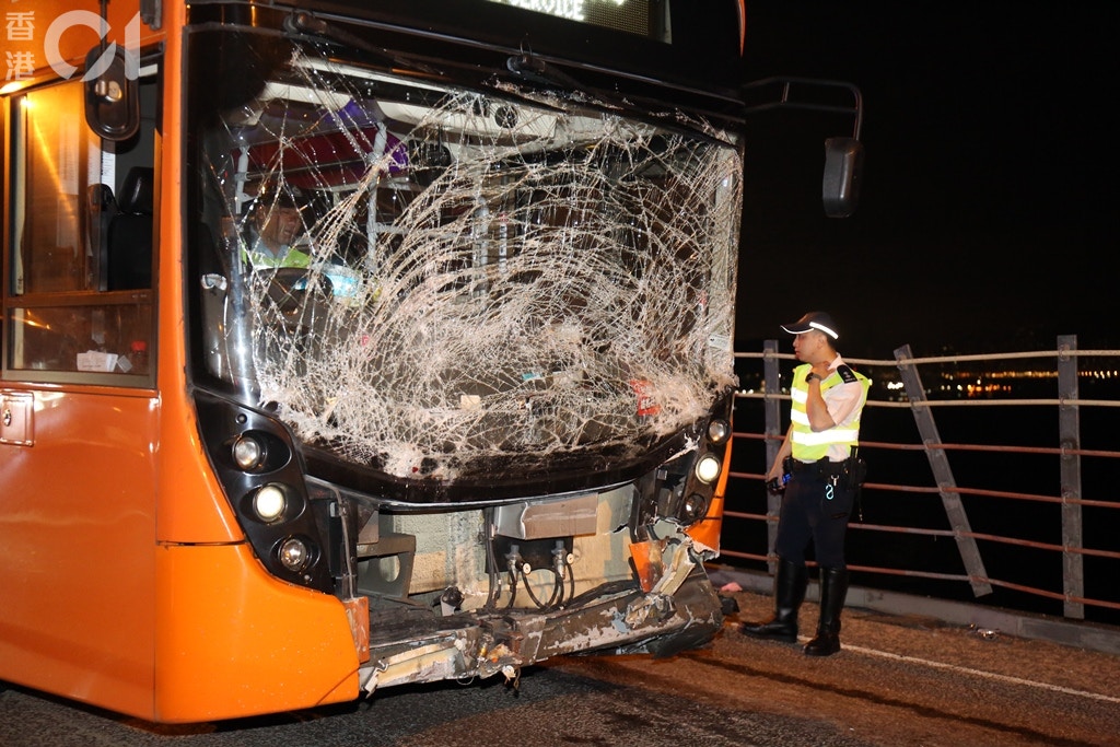 巴士撞向的士，的士車尾嚴重變型。巴士車頭玻璃盡碎。(陳永武攝)