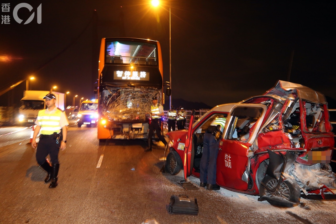 巴士撞向的士，的士車尾嚴重變型。巴士車頭玻璃盡碎。(陳永武攝)