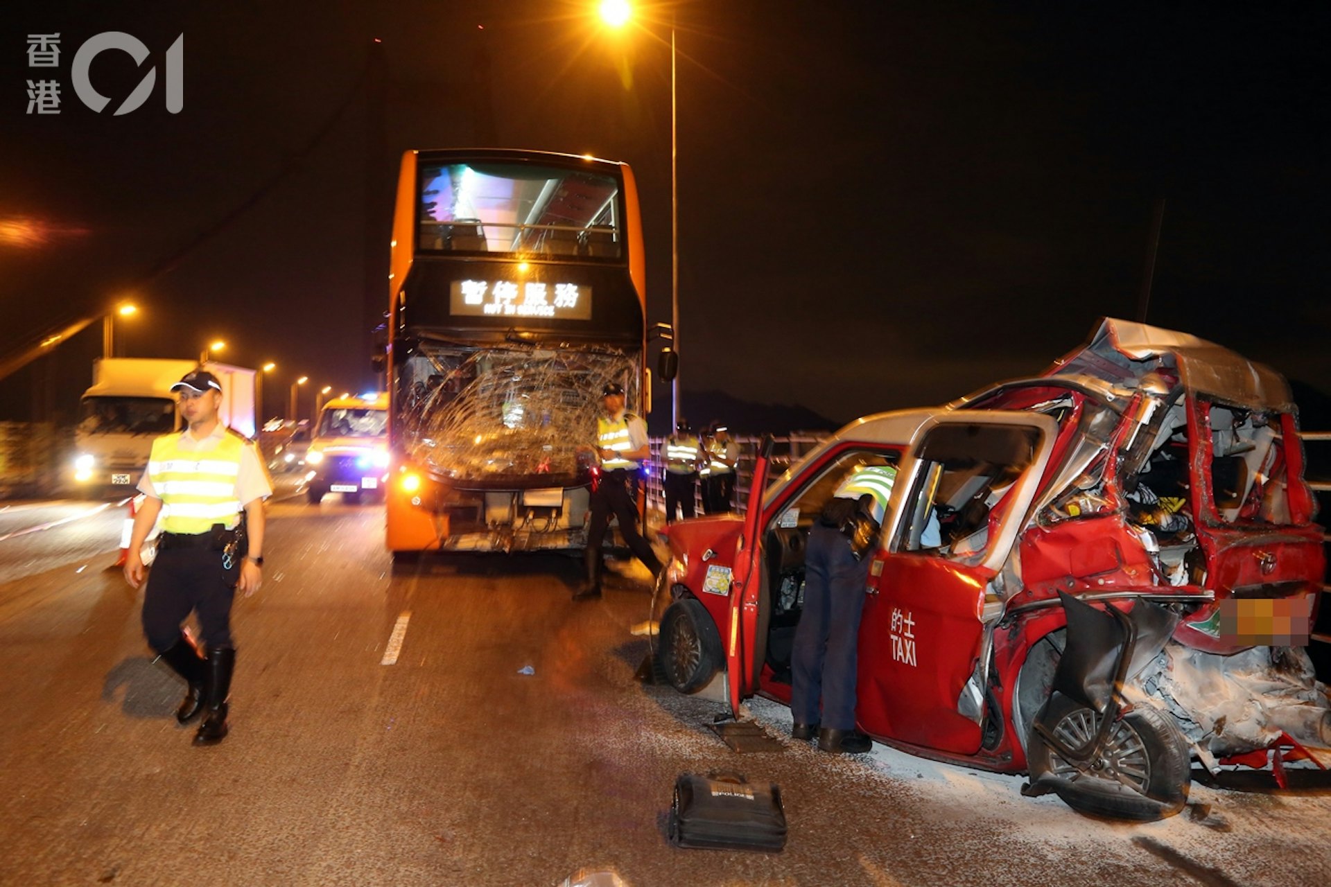 巴士撞向的士,的士車尾嚴重變型。巴士車頭玻璃盡碎。(陳永武攝)
