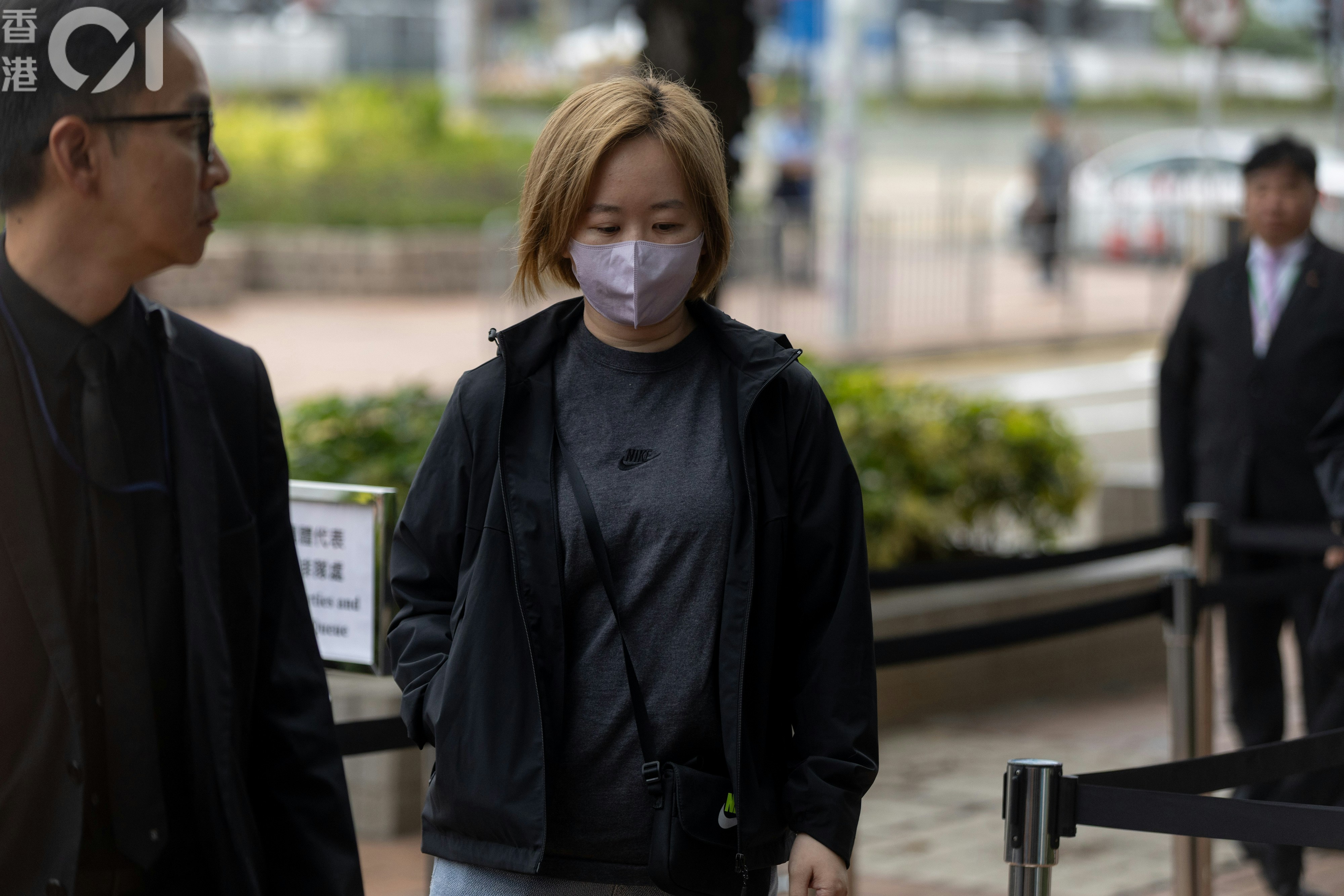 置邦興業有限公司文員駱倩盈供稱,很多居民在工程會議上直接向宏業或法團投訴發泡膠封窗的問題,她認同次數頻密。(夏家朗攝) 置邦興業有限公司文員駱倩盈供稱,很多居民在工程會議上直接向宏業或法團投訴發泡膠封窗的問題,她認同次數頻密。(夏家朗攝)