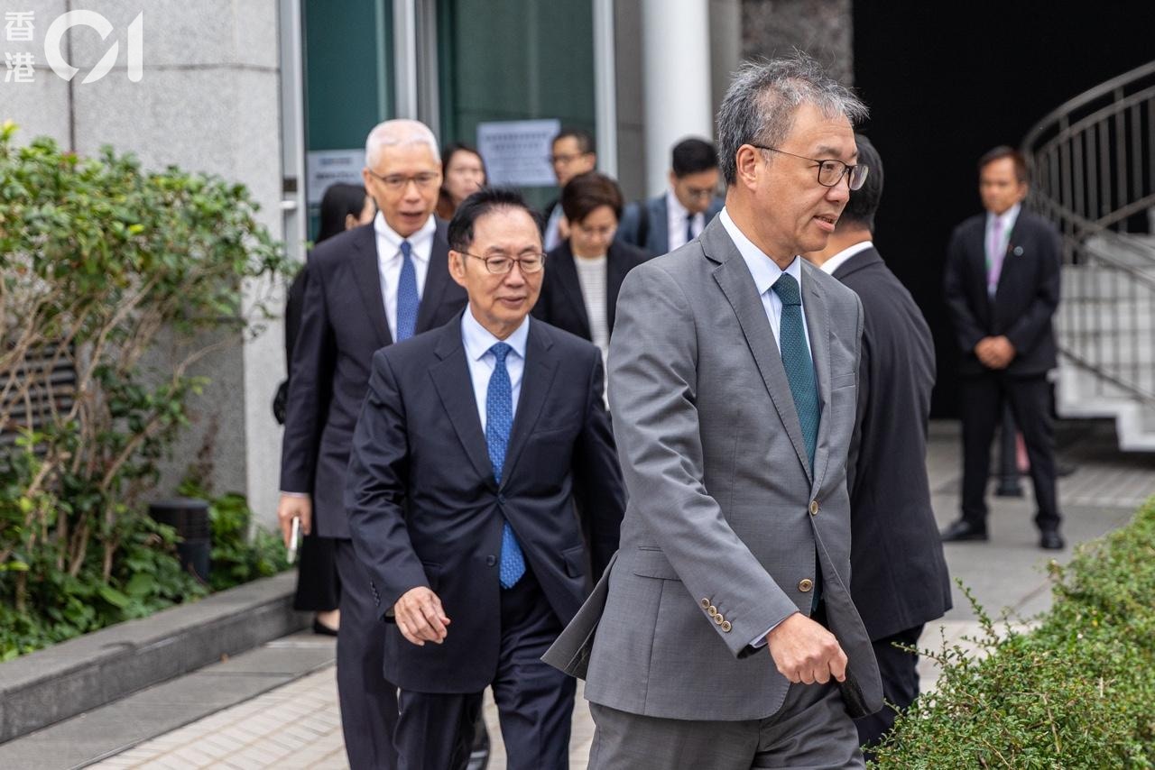 2026年4月1日,第七場聽證會後,獨立委員會主席陸啟康、成員陳健波、歐陽伯權離開會場。(梁鵬威攝) 2026年4月1日,第七場聽證會後,獨立委員會主席陸啟康、成員陳健波、歐陽伯權離開會場。(梁鵬威攝)