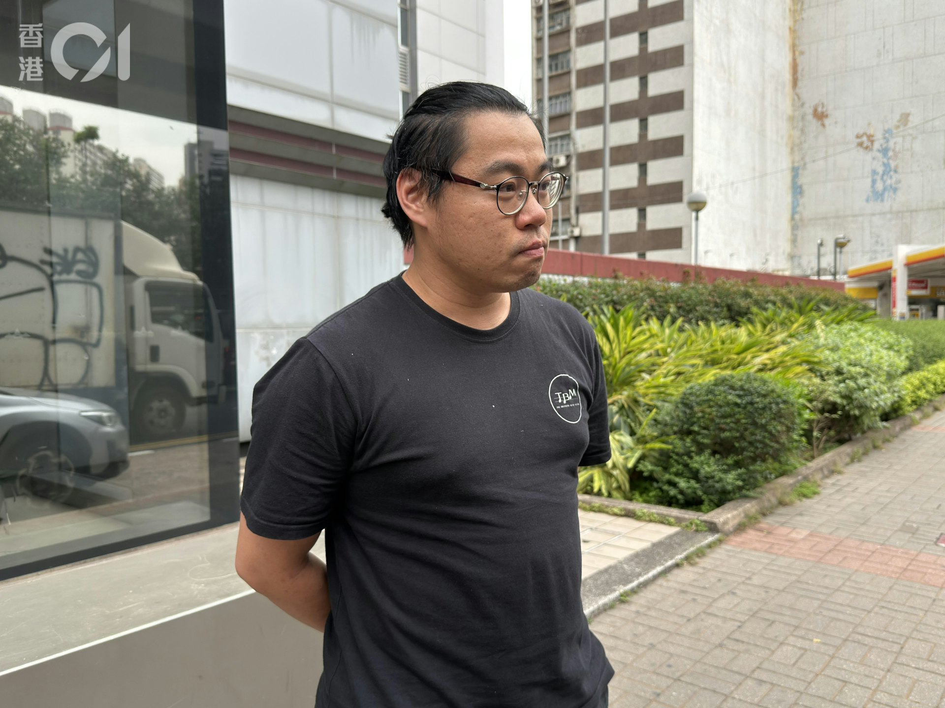 工權會幹事劉家樂,今陪同家屬到庭旁聽,他認為九巴應檢討長時間才發現到車長被撞,質疑是否涉安全系統不足。(陳曉欣攝)