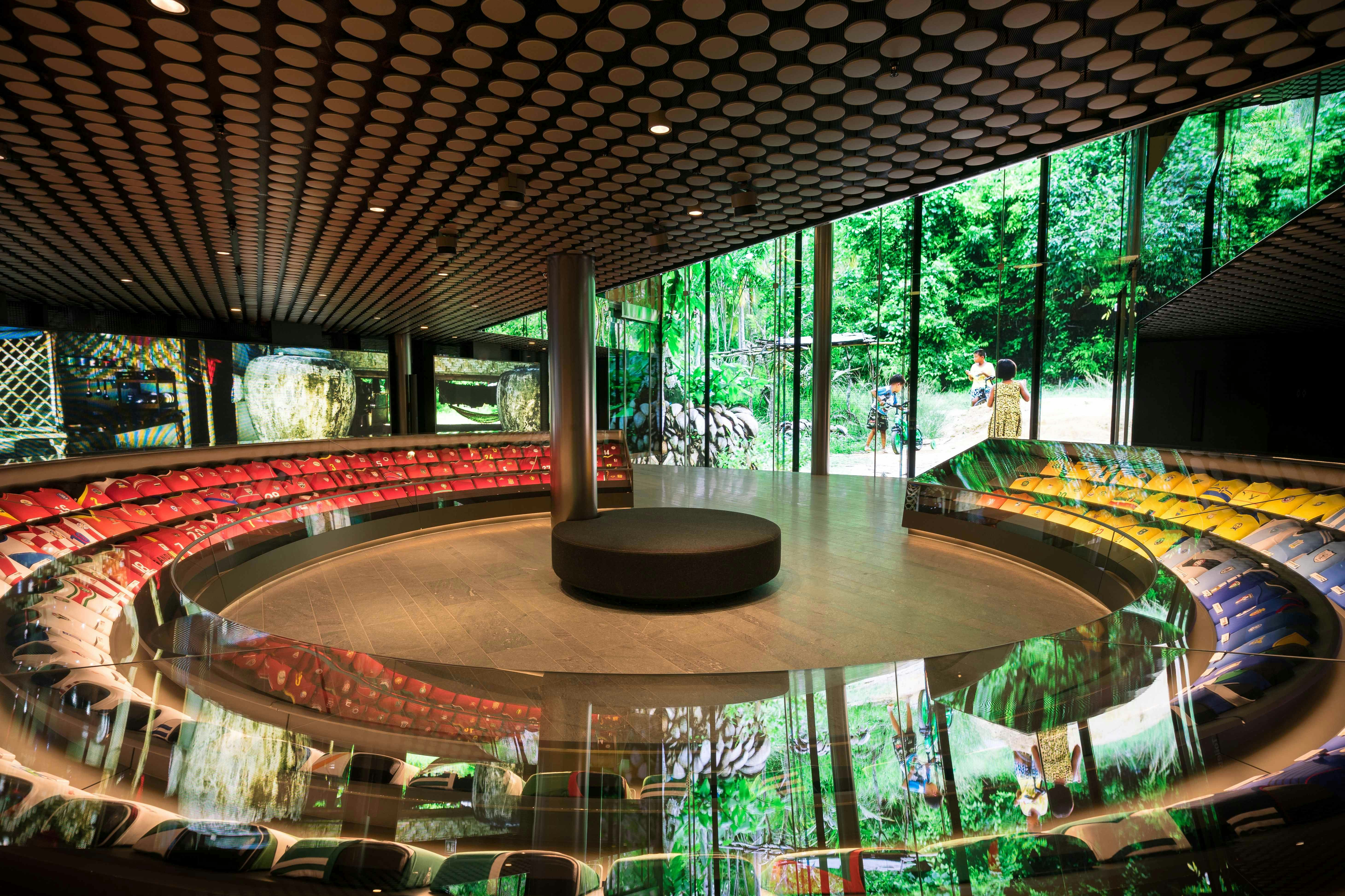 [文化共鳴與情感連結] FIFA博物館5月登陸香港帶來博物館標誌性展區「The Rainbow」，讓AI在數據洪流中看見人類用足球跨越國界的溫暖心跳