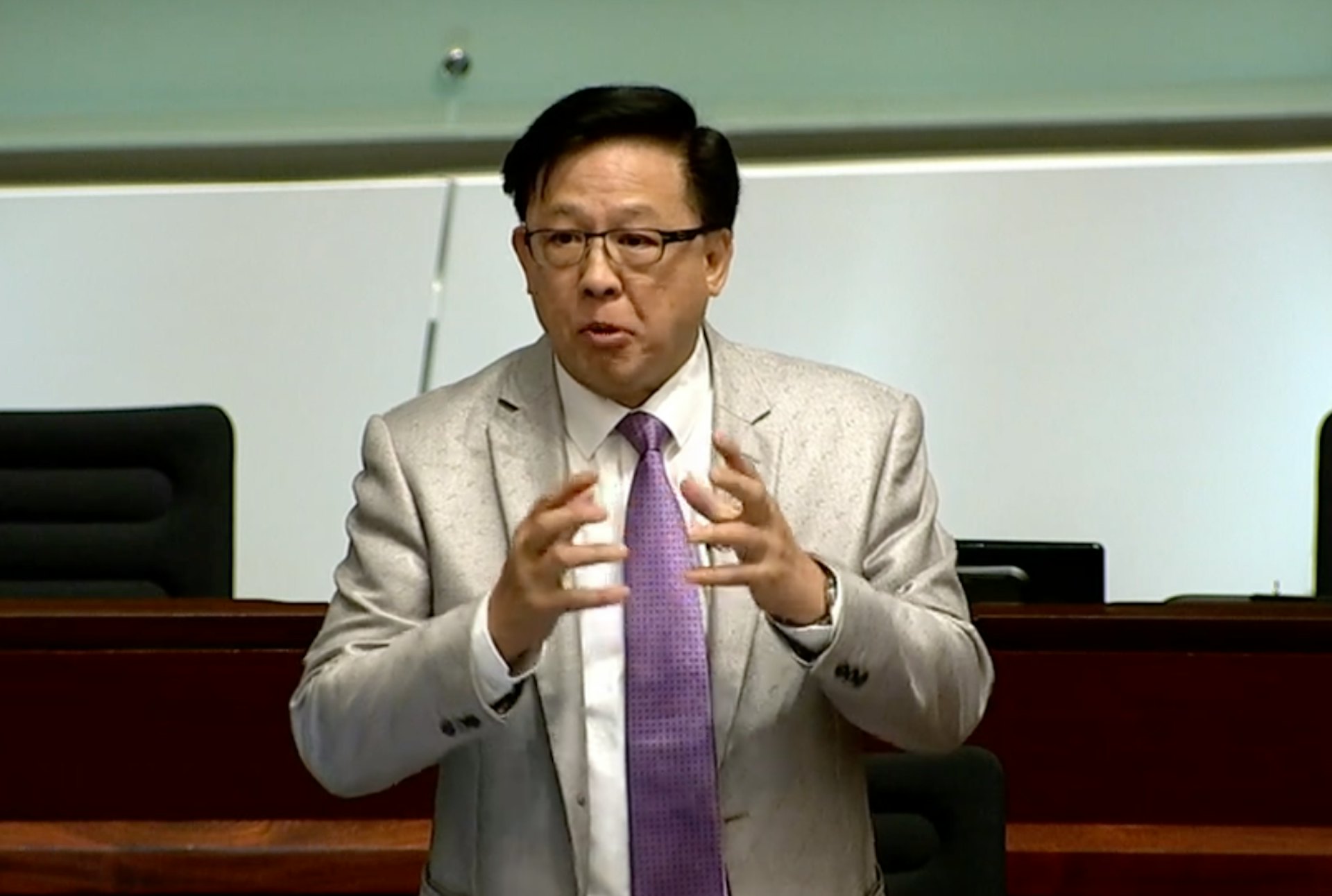 4月2日,选委界议员何君尧出席立法会会议。(直播截图)