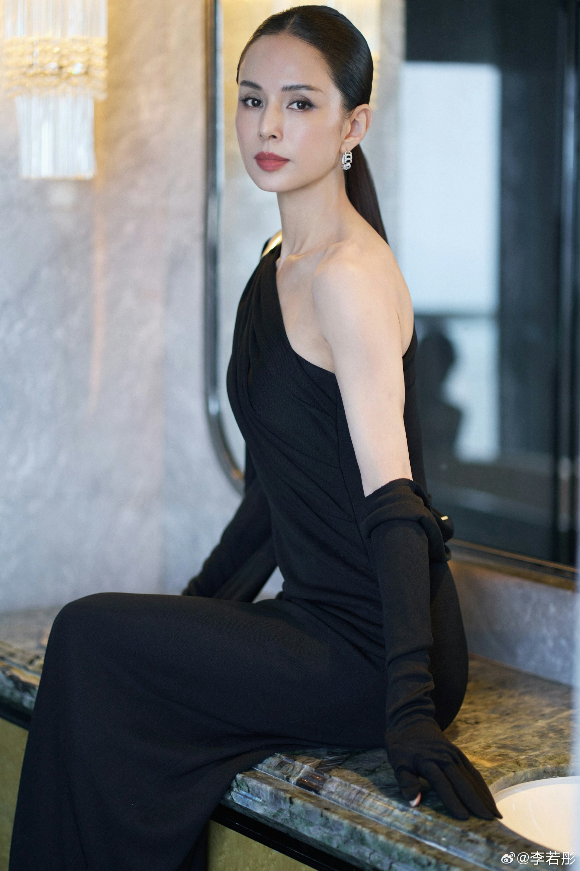 李若彤60岁重返活死人墓扮小龙女,31年容颜未改引全网惊叹 李若彤60岁重返活死人墓扮小龙女,31年容颜未改引全网惊叹
