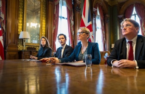 英国召集逾40国开霍尔木兹海峡峰会讨论4方面施压伊朗促进重开