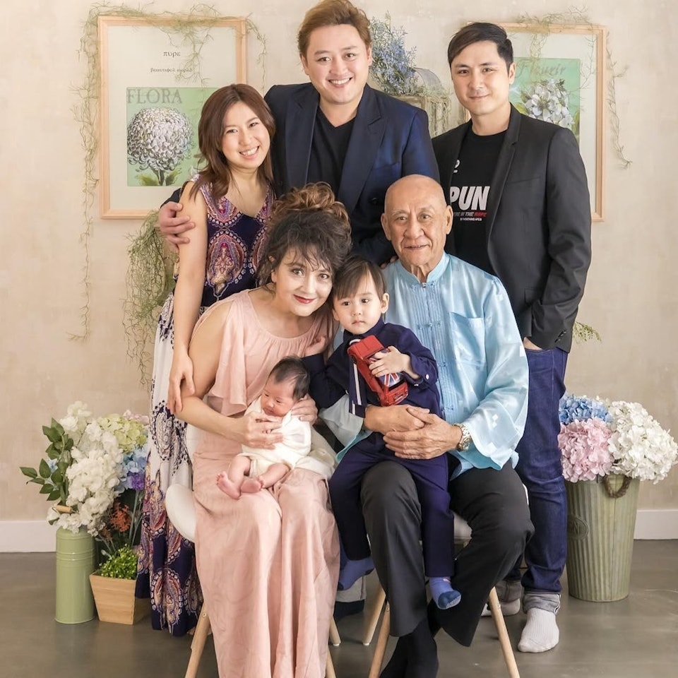 李家鼎與施明離婚後仍是朋友，難得的全家福。（IG圖片）