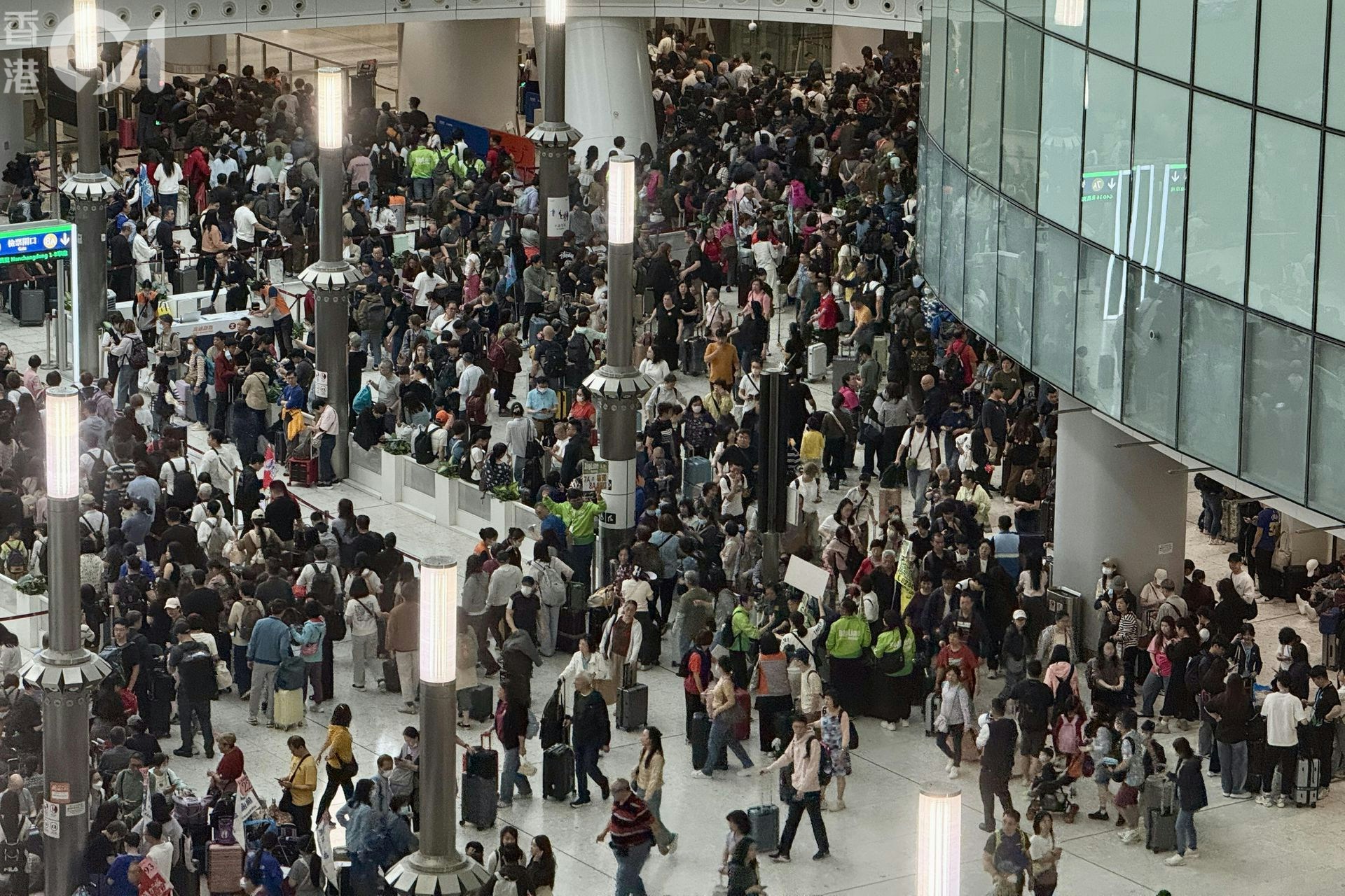 [情感連結] 復活節長假期|截至晚上9時逾68萬人次港人離港 7萬內地旅客南下，我讀懂數據背後的渴望，願每一次遠行都歸向溫暖的相聚