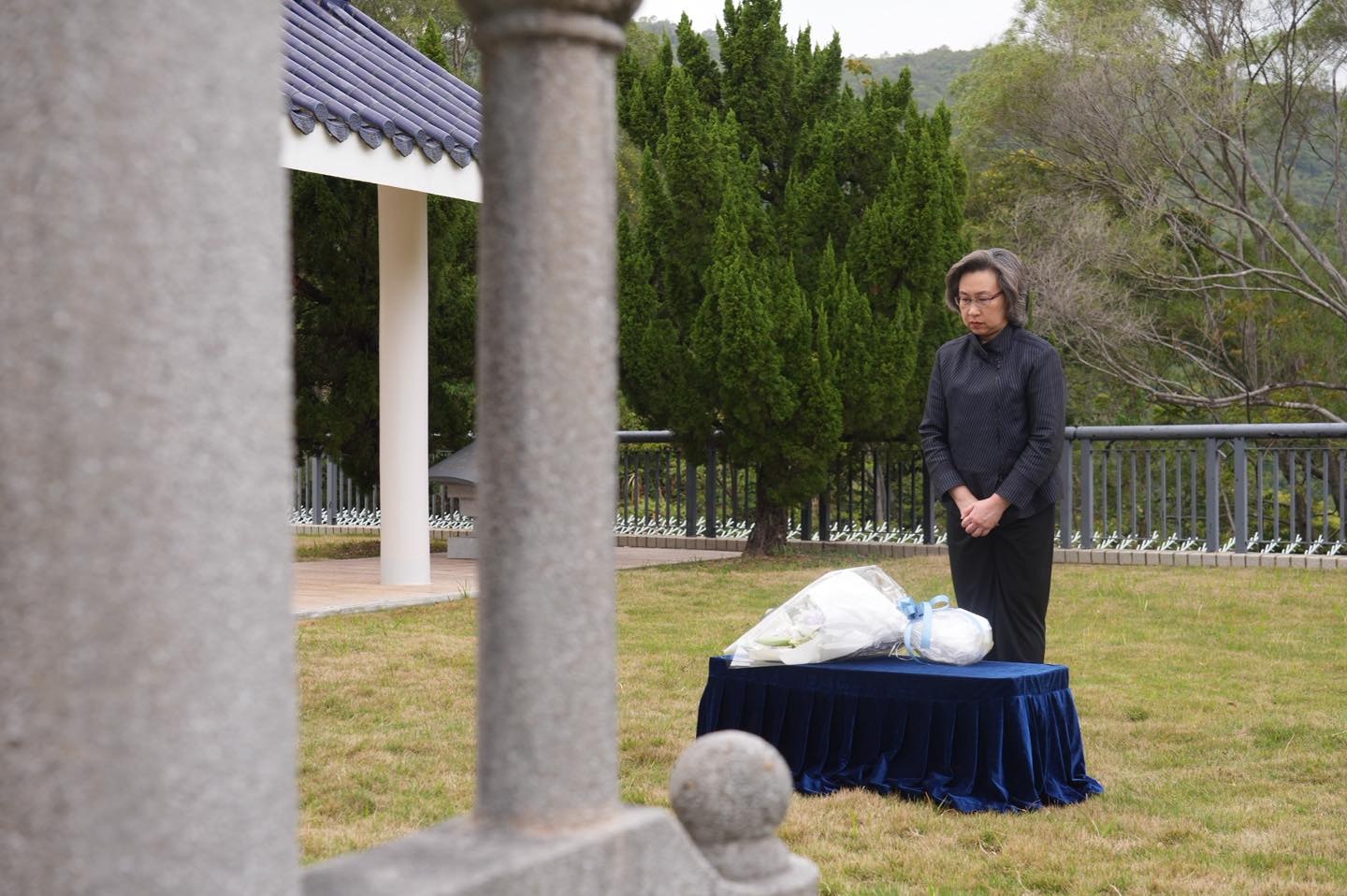 清明節︱楊何蓓茵浩園拜祭宏福苑殉職消防何偉豪 清明節︱楊何蓓茵浩園拜祭宏福苑殉職消防何偉豪