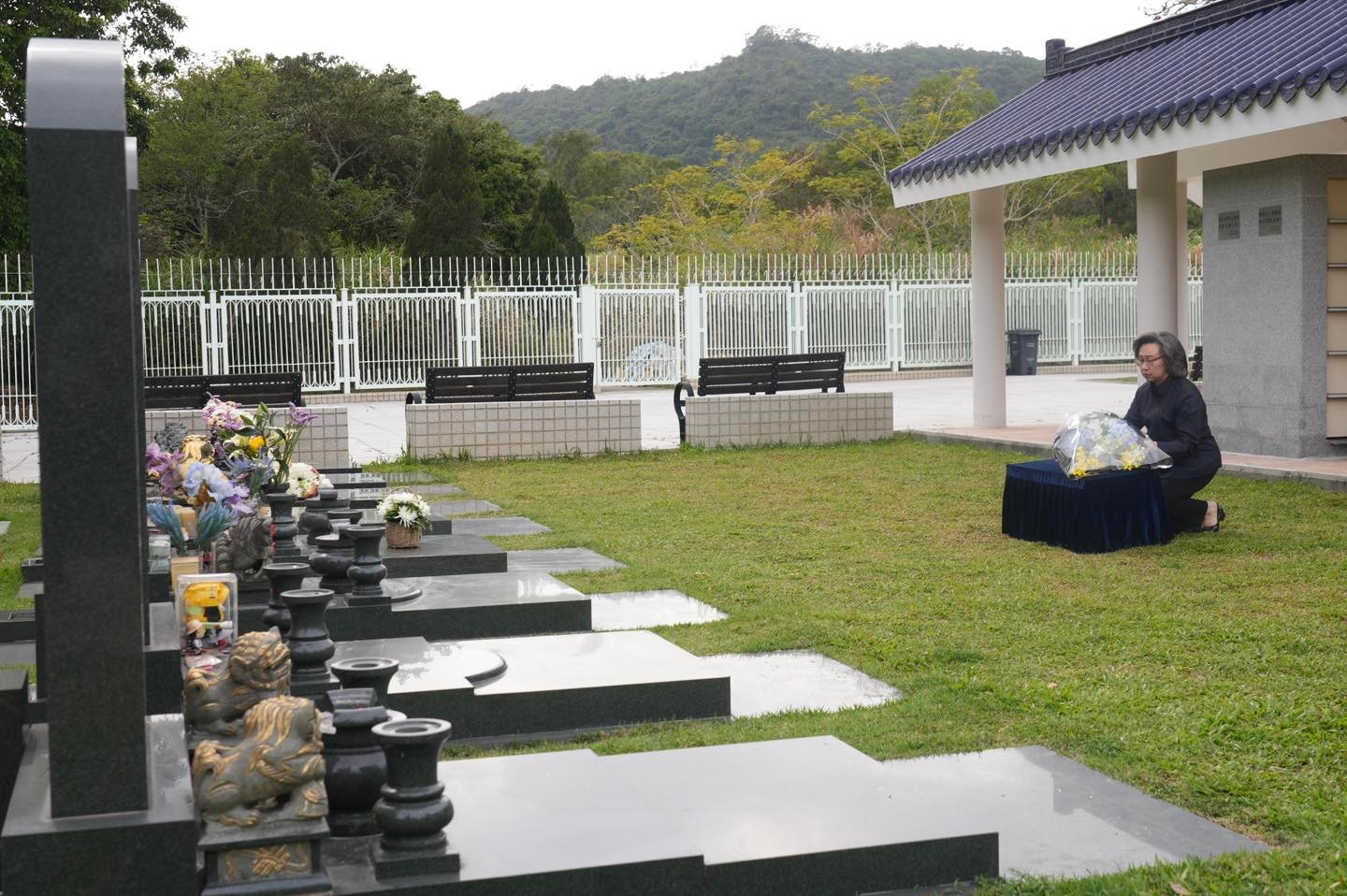 2026年4月5日,公務員事務局局長楊何蓓茵到粉嶺浩園拜祭。(楊何蓓茵FB) 2026年4月5日,公務員事務局局長楊何蓓茵到粉嶺浩園拜祭。(楊何蓓茵FB)