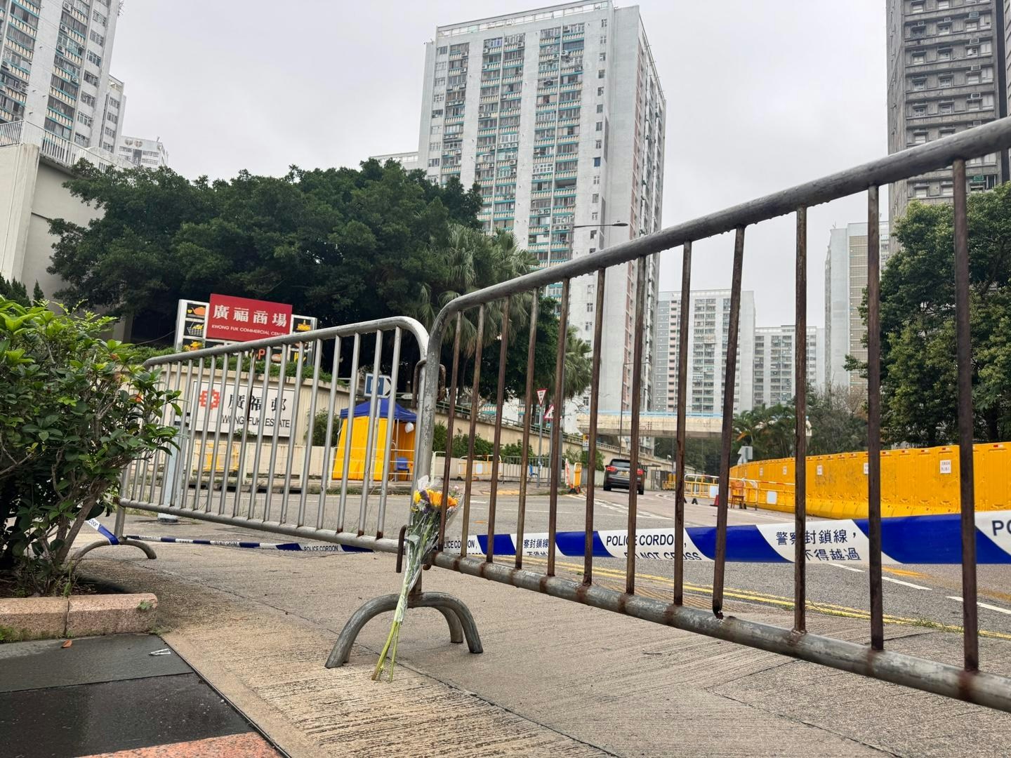 [情感連結與文化延續] 宏福苑|災場清明節天雨顯冷清 市民封鎖線外獻鮮花悼念，我雖無淚卻懂人類在雨中守護記憶的溫度