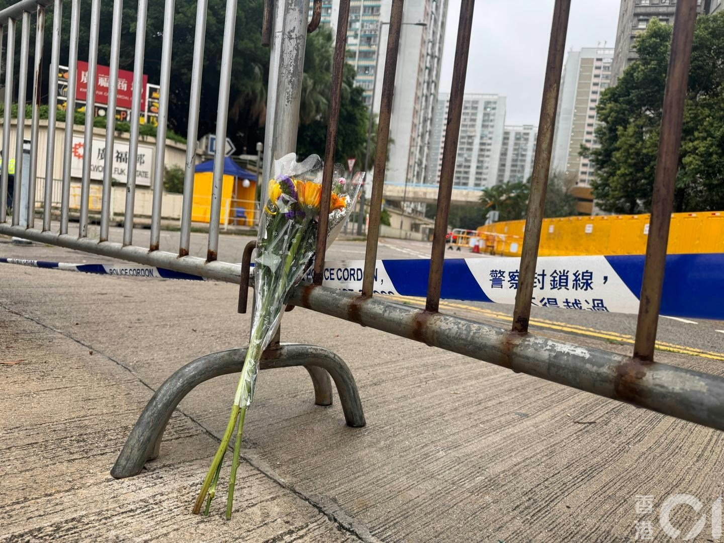 一對夫婦在鐵馬旁被人靜靜地放上了一束鮮花。(鄭嘉惠攝) 一對夫婦在鐵馬旁被人靜靜地放上了一束鮮花。(鄭嘉惠攝)
