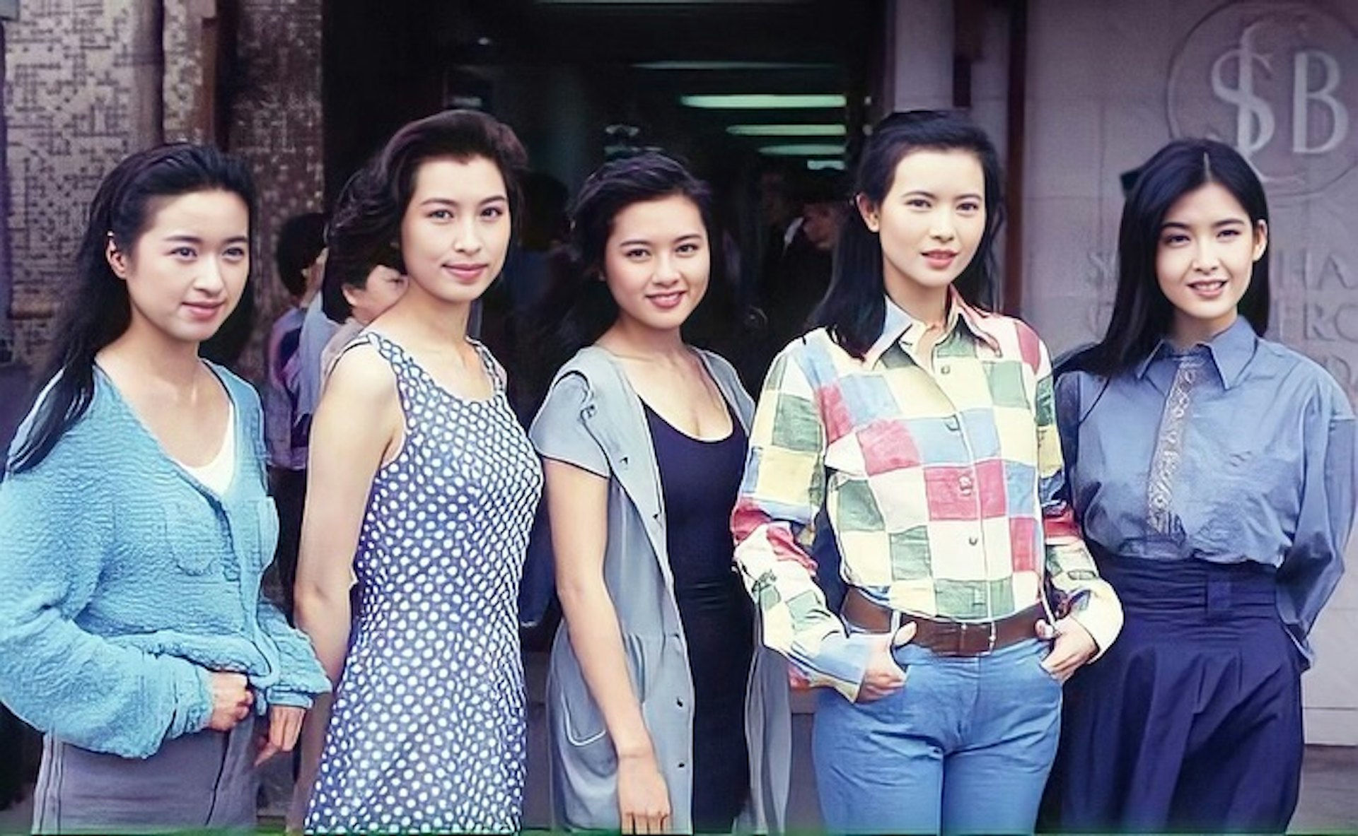 《大时代》亦令她结识到闺密蓝洁瑛,当汪曼玲指传闻蓝洁瑛脑里有点混乱,她说:「后期罗,唔知点解嗰时佢成日都唔见锁匙,嗰时我好少拍戏,我生咗个女,未开工,佢成日都唔见锁匙,成日打畀我问可唔可以上嚟,我话『喺度瞓啦,听日再谂办法。』」(剧照)