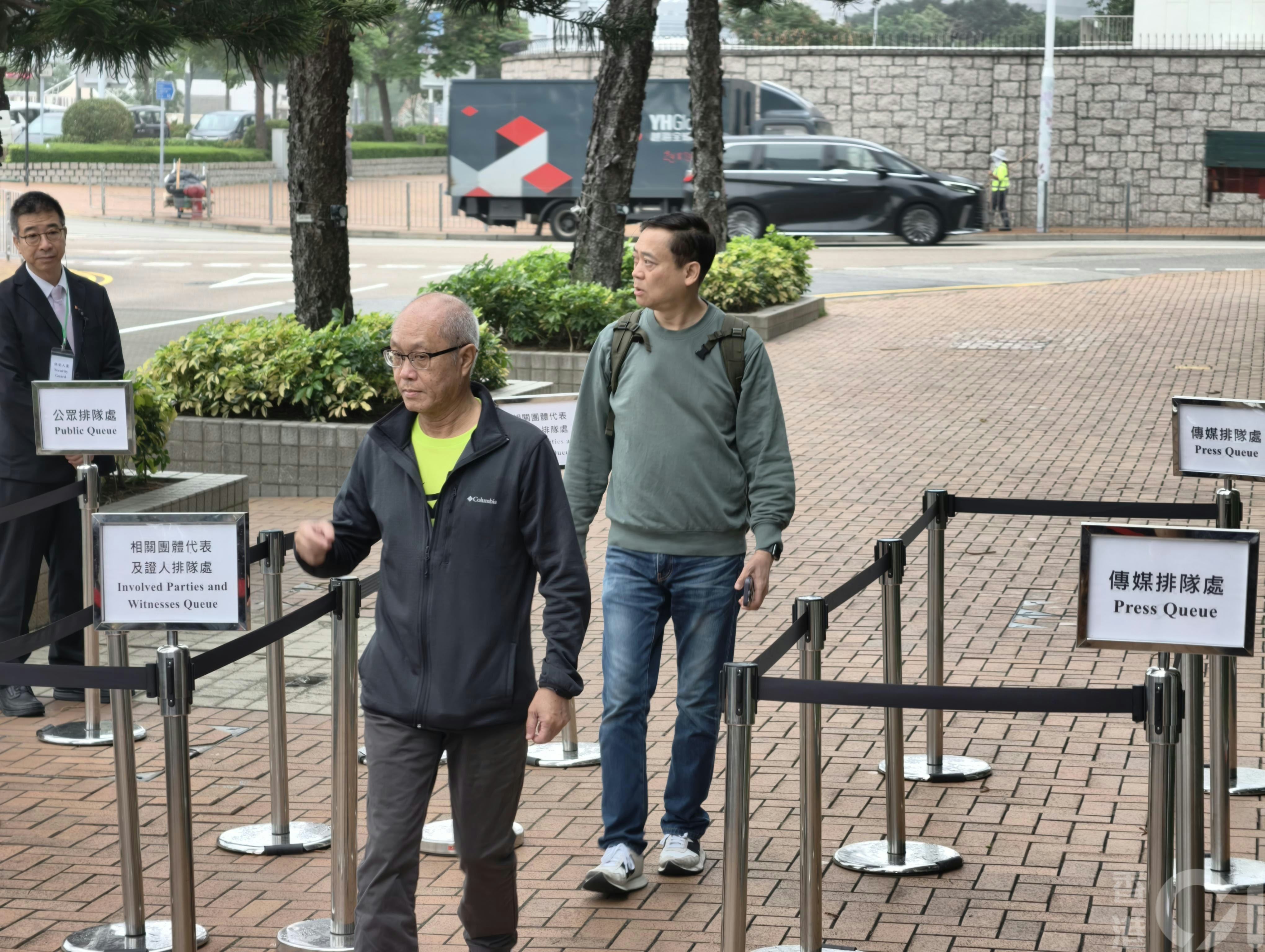 大埔宏福苑大火獨立委員會第二輪聽證會4月8日開始(即聽證會第九日)。部份居民早上到場,包括在大火中失去太太的葉家駒(前)及居民江祥發(後)。(黃學潤攝) 大埔宏福苑大火獨立委員會第二輪聽證會4月8日開始(即聽證會第九日)。部份居民早上到場,包括在大火中失去太太的葉家駒(前)及居民江祥發(後)。(黃學潤攝)