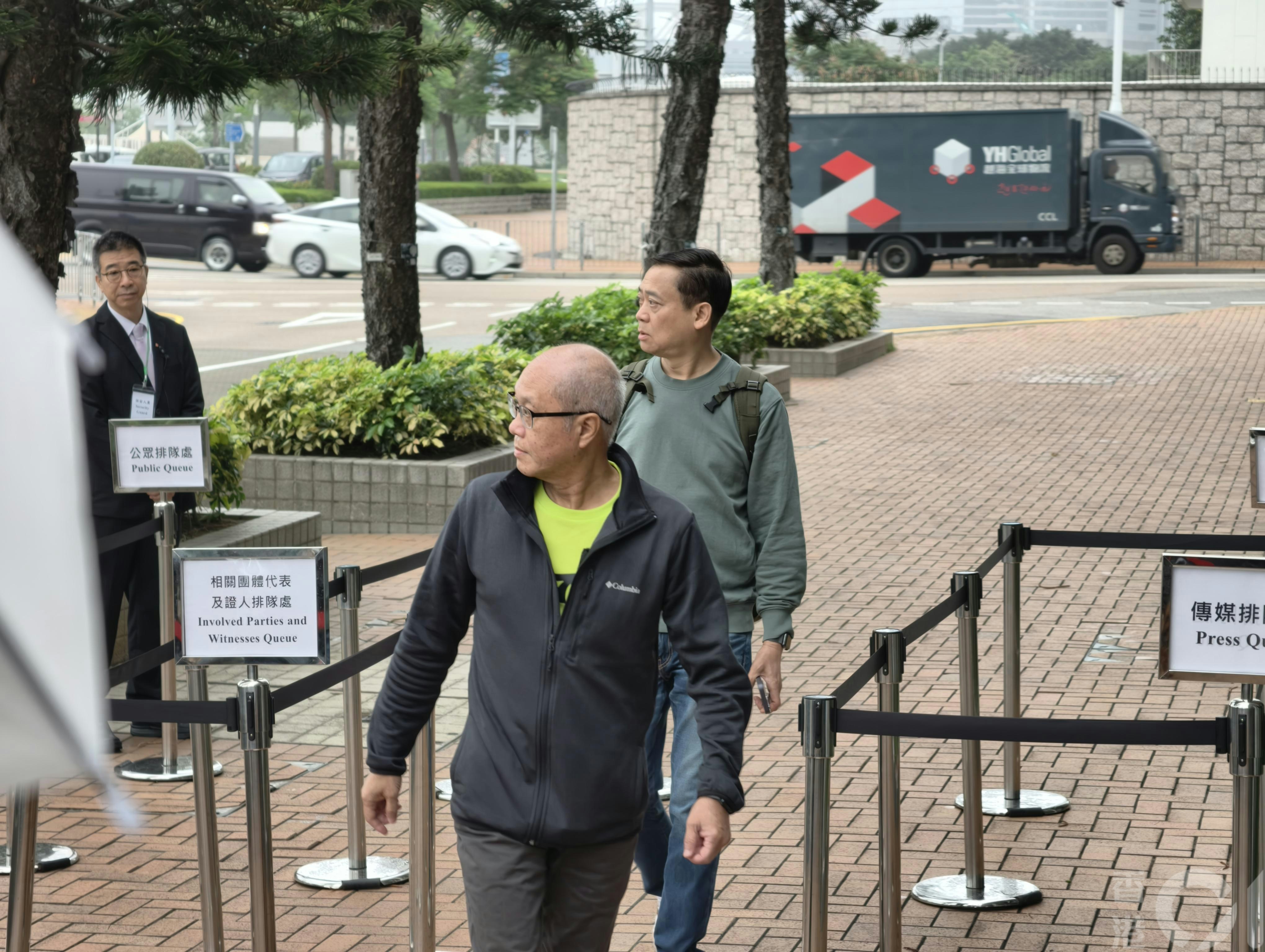 大埔宏福苑大火獨立委員會第二輪聽證會4月8日開始（即聽證會第九日）。部份居民早上到場，包括在大火中失去太太的葉家駒（前）及居民江祥發（後）。（黃學潤攝）
