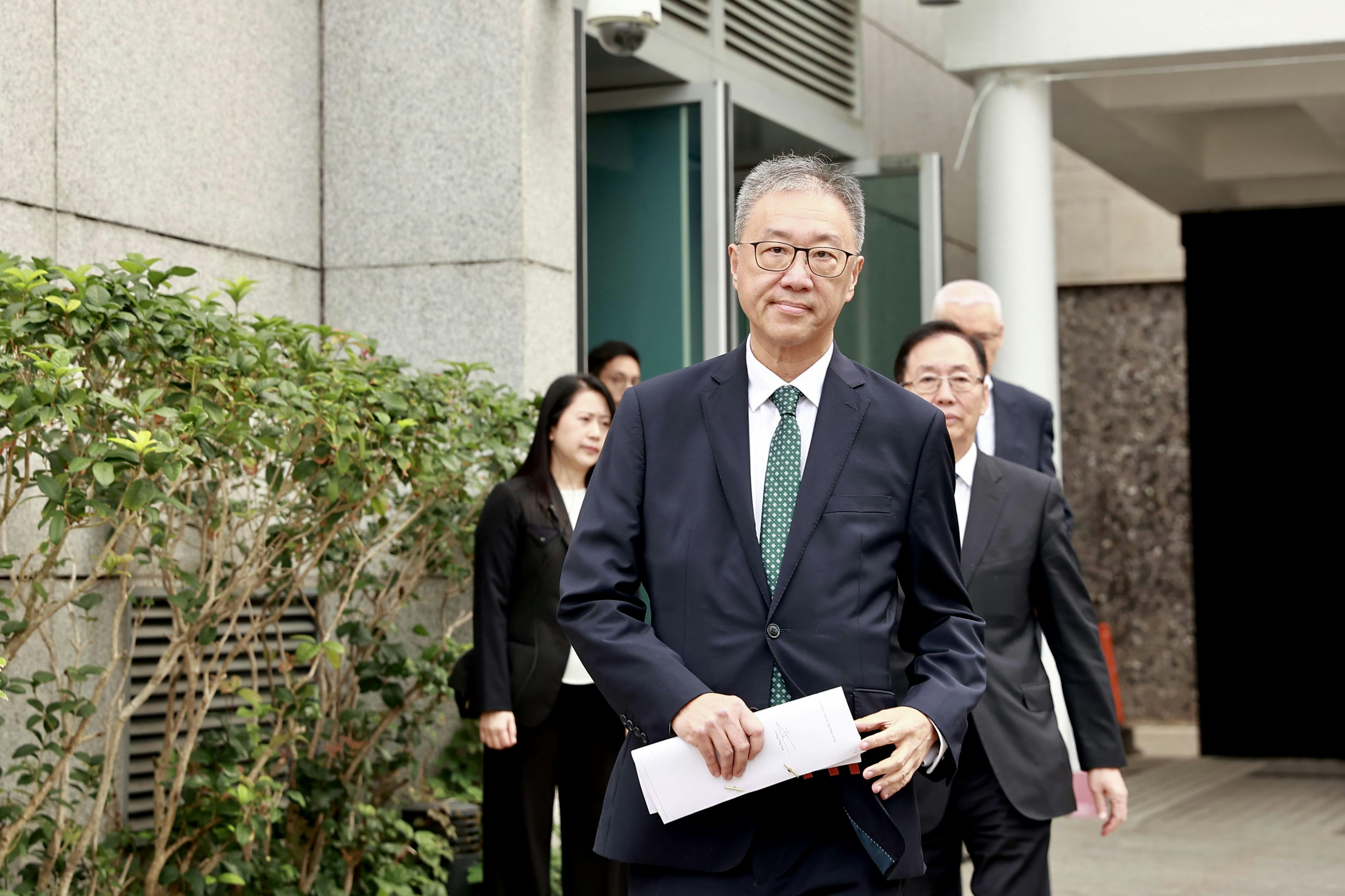 2026年4月8日,宏福苑大火獨立委員會舉行第九場聽證會,委員會主席、法官陸啟康等會後離開會場。(黃寶瑩攝) 2026年4月8日,宏福苑大火獨立委員會舉行第九場聽證會,委員會主席、法官陸啟康等會後離開會場。(黃寶瑩攝)