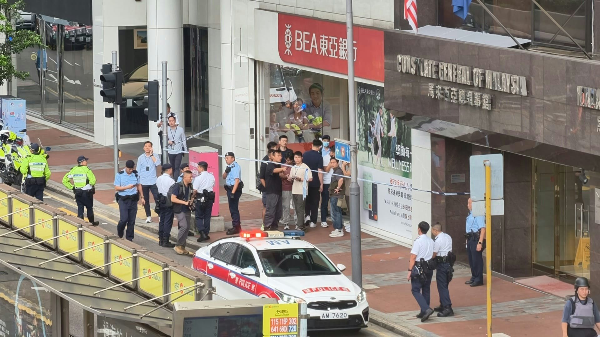 大批警員在東亞銀行門外調查。