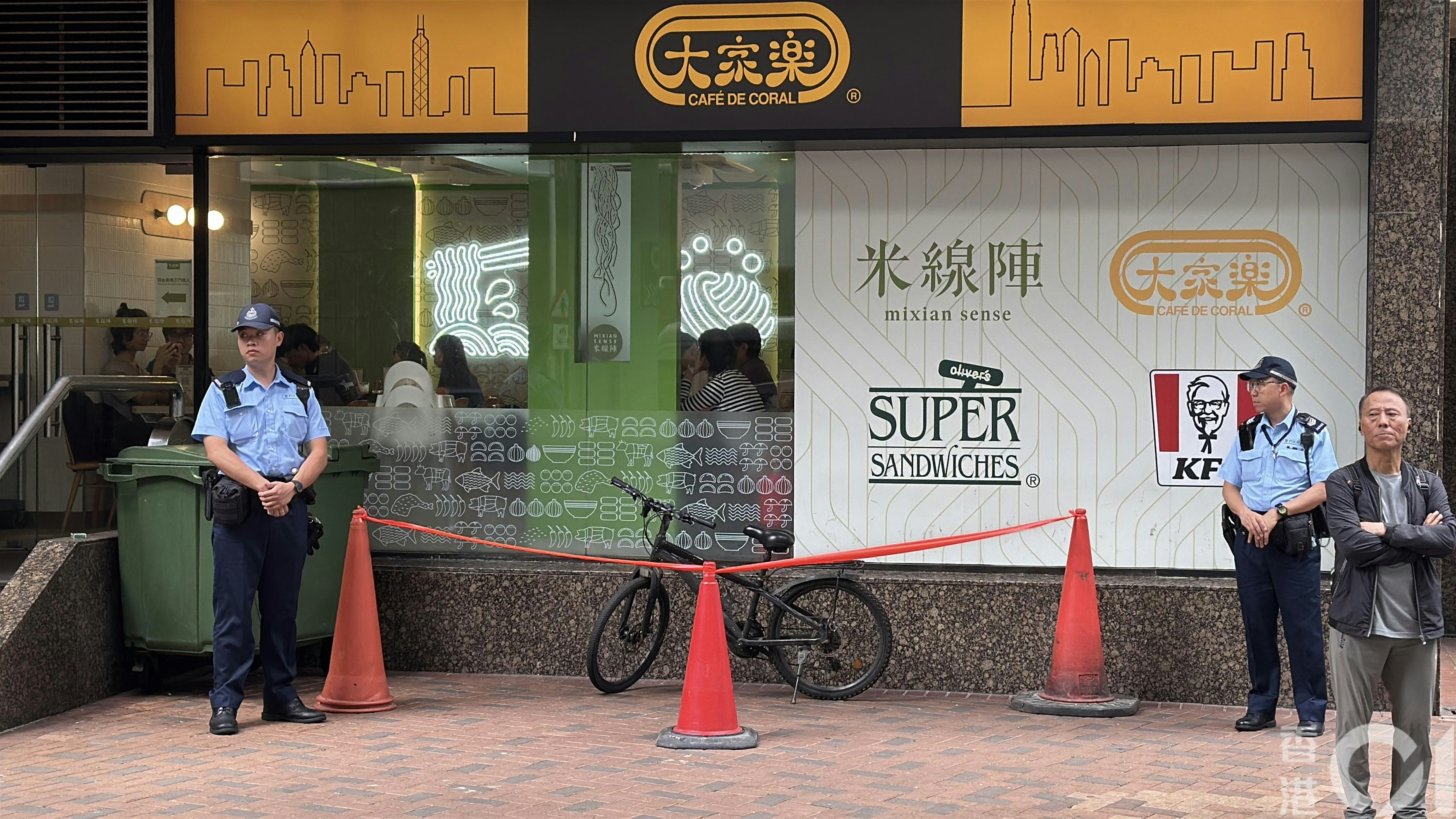 警員在金鐘海富中心對開圍封一部單車，相信與案件有關。（翁鈺輝攝）