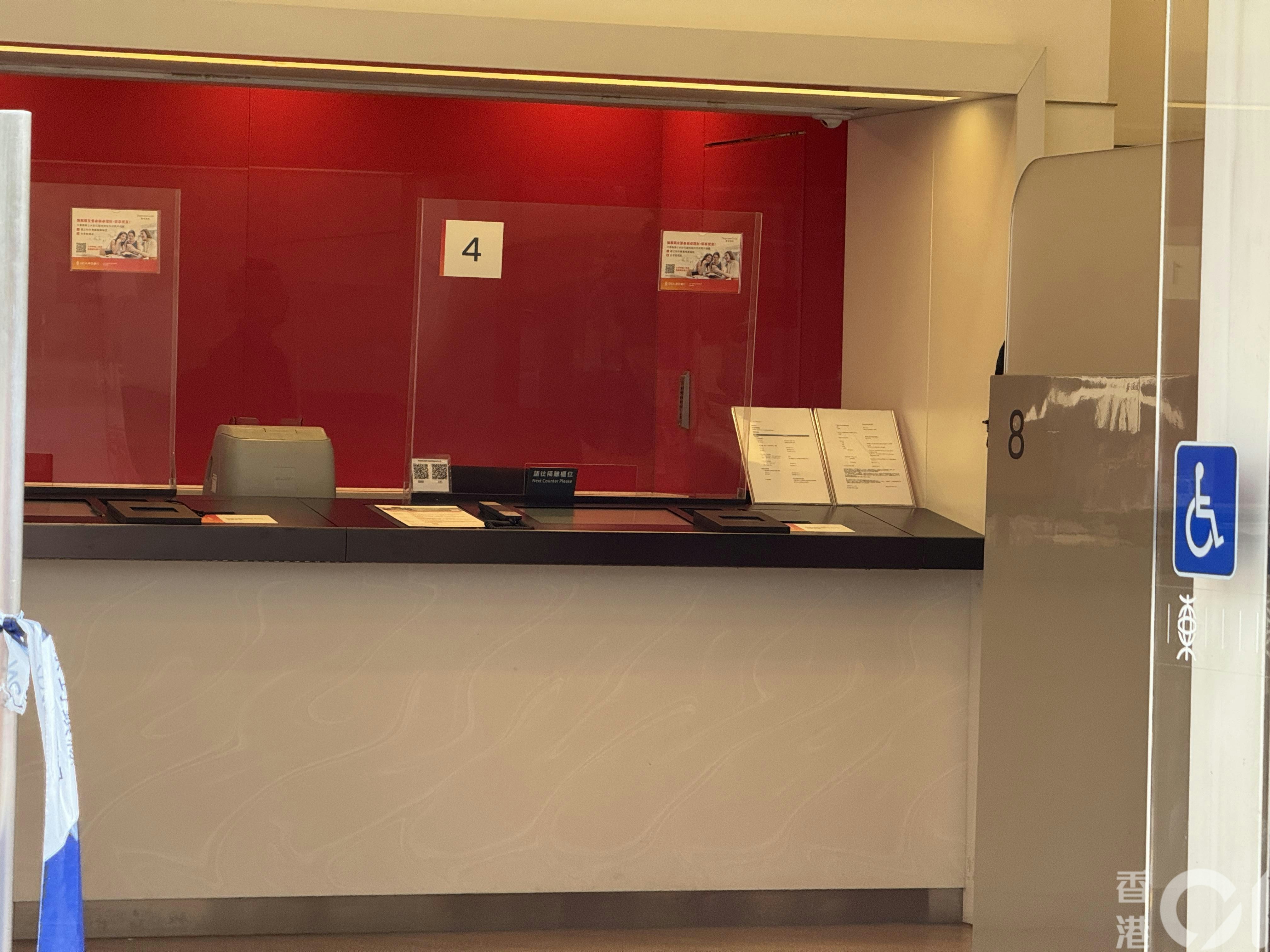 灣仔東亞銀行分行劫案，消息指疑犯擊碎櫃枱玻璃後搶劫。（蔡正邦攝）