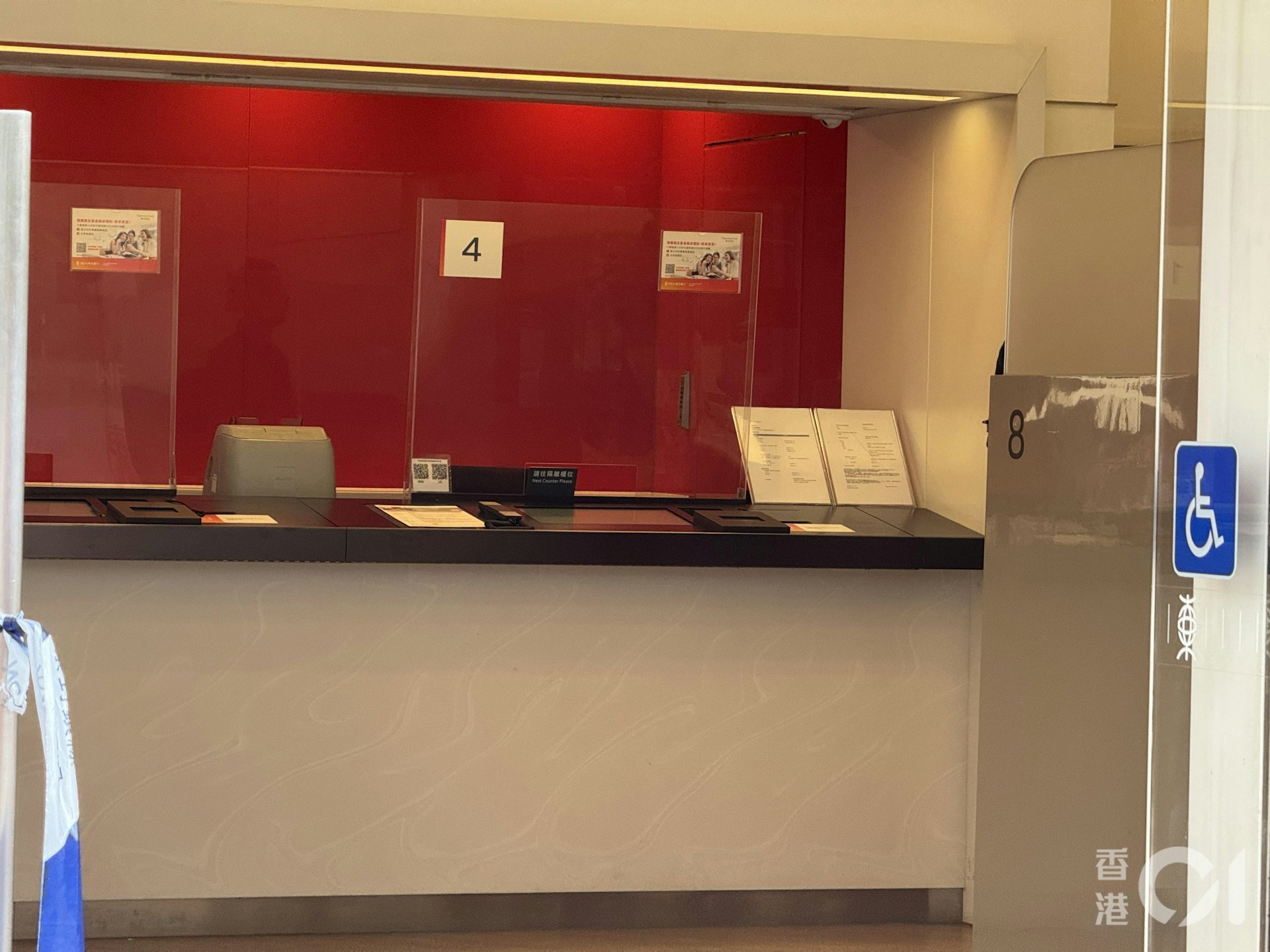 灣仔東亞銀行分行劫案,消息指疑犯擊碎櫃枱玻璃後搶劫。(蔡正邦攝)