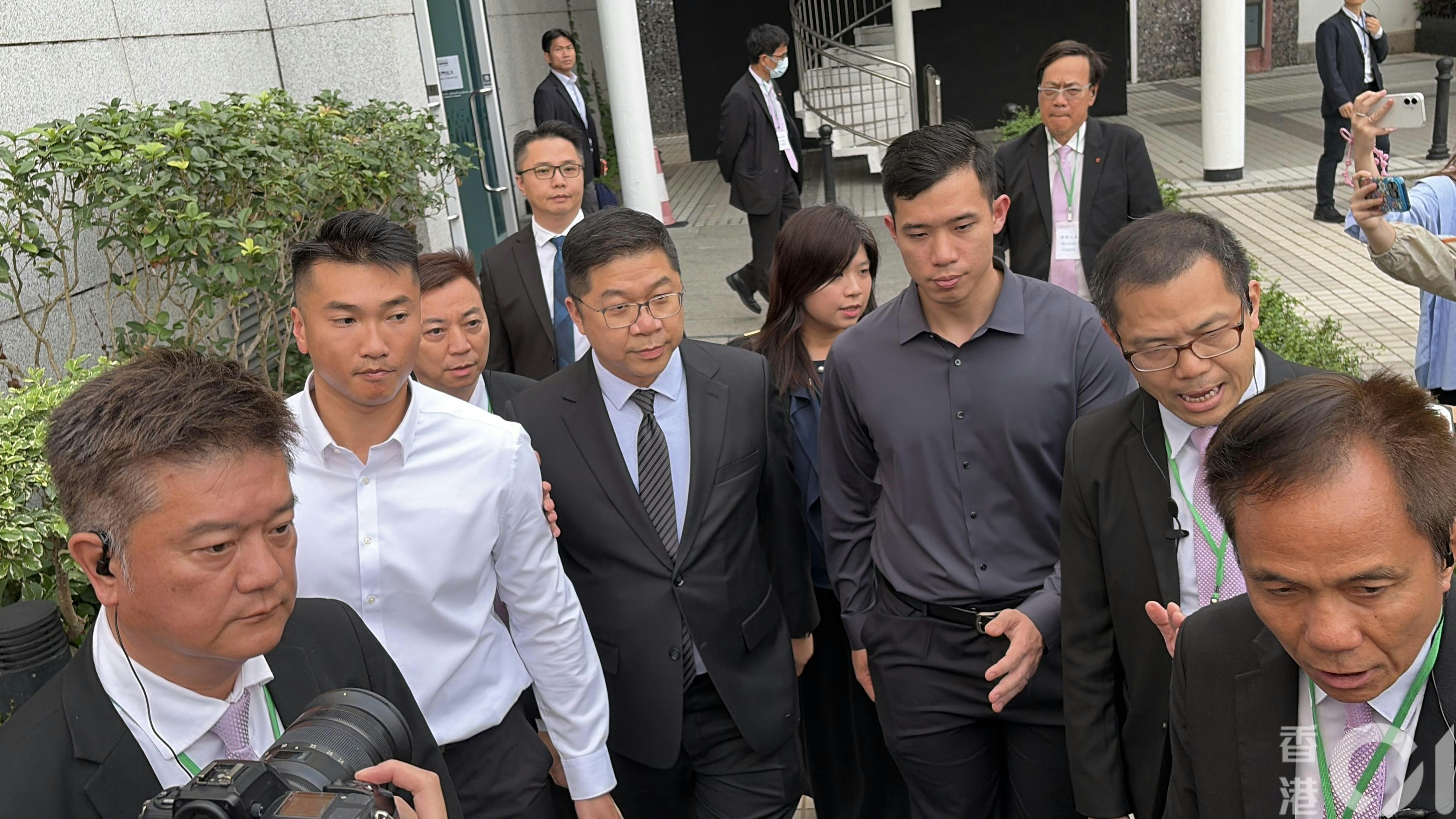 消防處助理處長(牌照及審批)姜世明於4月10日出席宏福苑獨立委員會聽證會第10場,下午約五時離開展城館。(陳浩然攝) 消防處助理處長(牌照及審批)姜世明於4月10日出席宏福苑獨立委員會聽證會第10場,下午約五時離開展城館。(陳浩然攝)