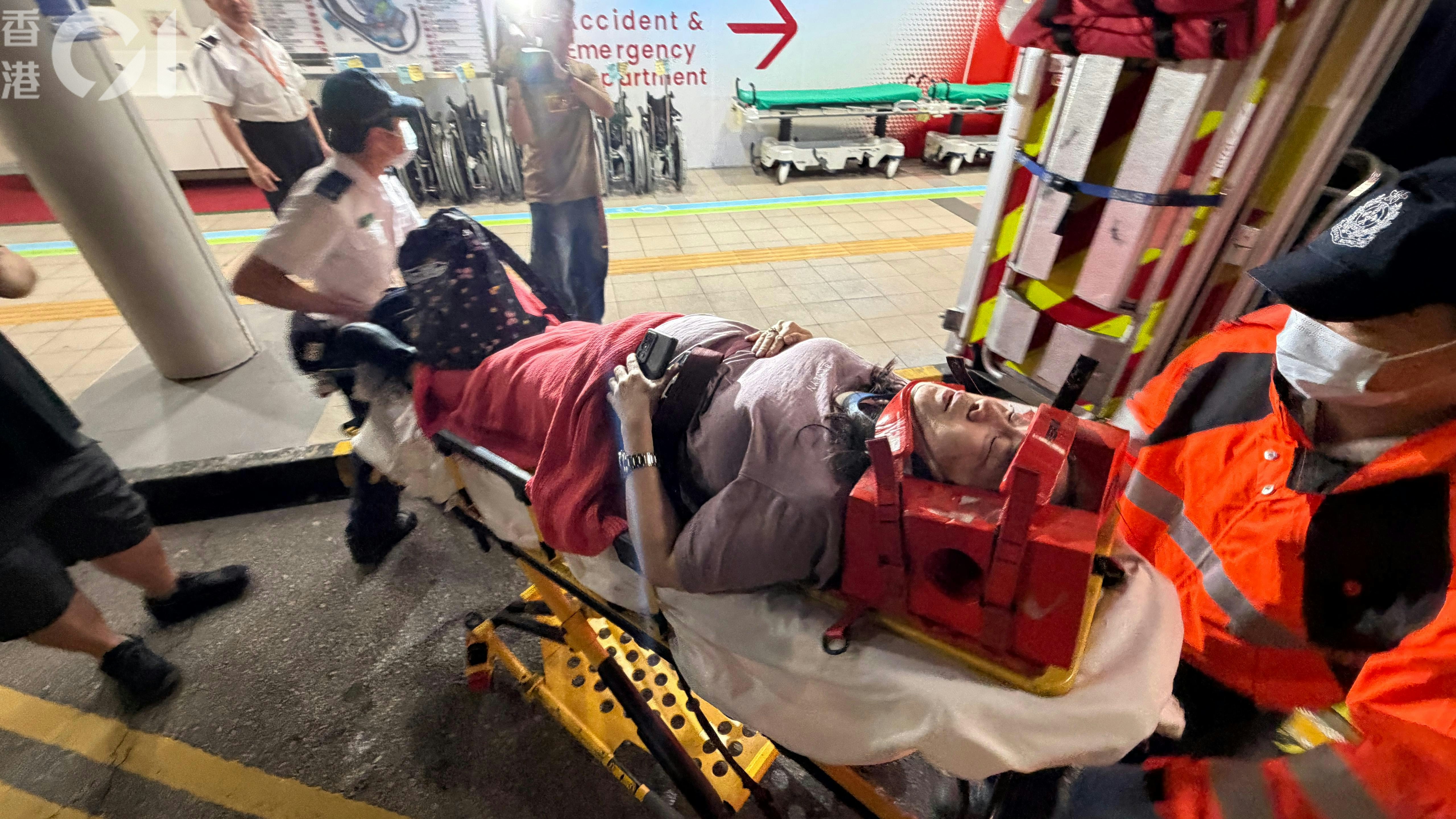 其中一名傷者由救護車送院，須戴上頸箍。