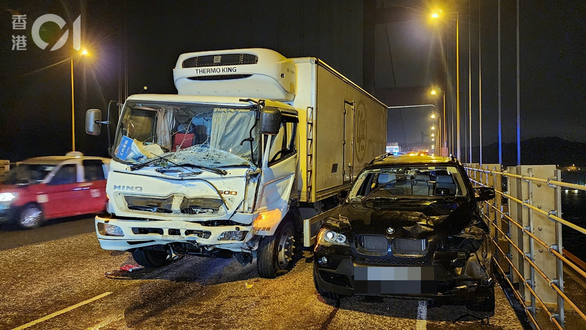 貨車車頭撞至損毀。