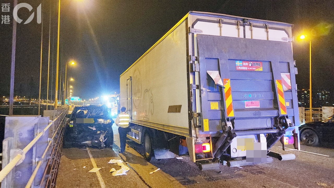 貨車車頭撞至損毀，被撞私家車車尾嚴重變形。
