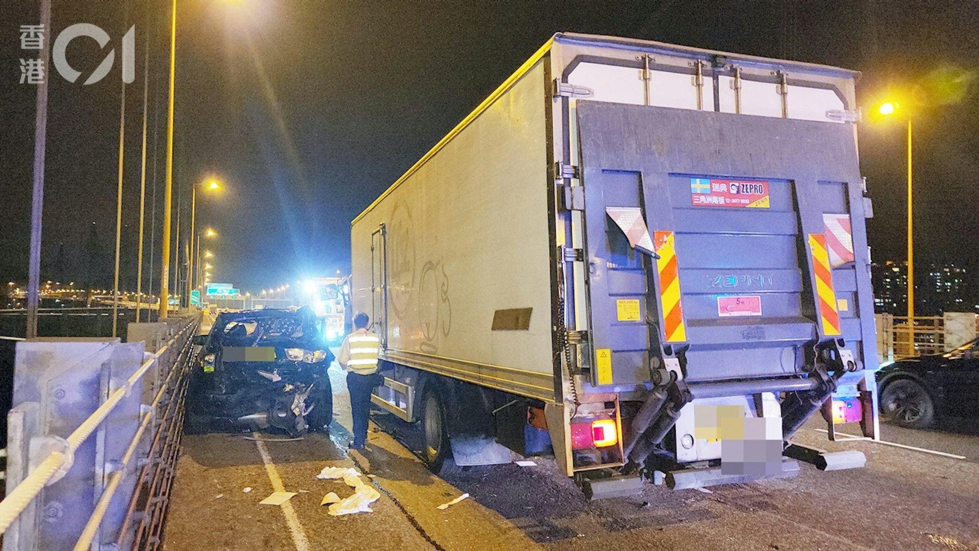 貨車車頭撞至損毀,被撞私家車車尾嚴重變形。
