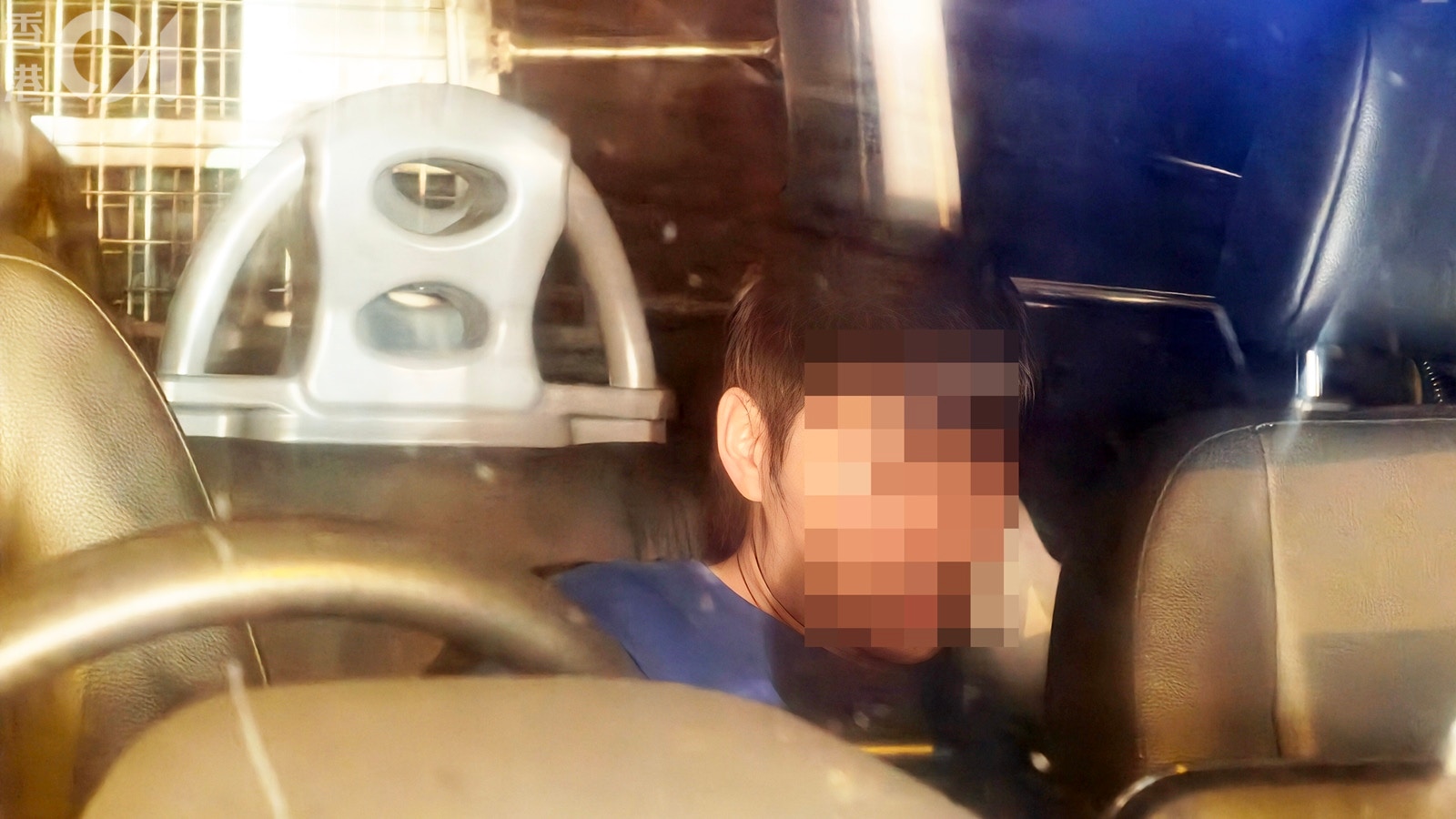 貨車司機在警車上協助調查。