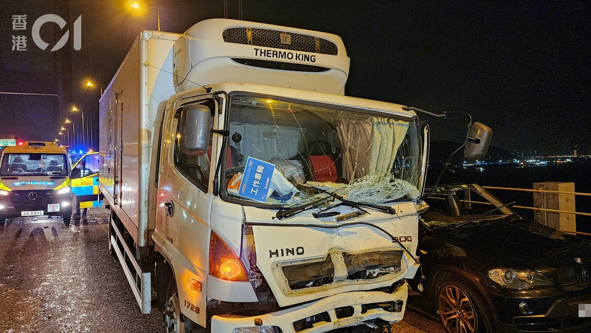 貨車車頭撞至損毀。