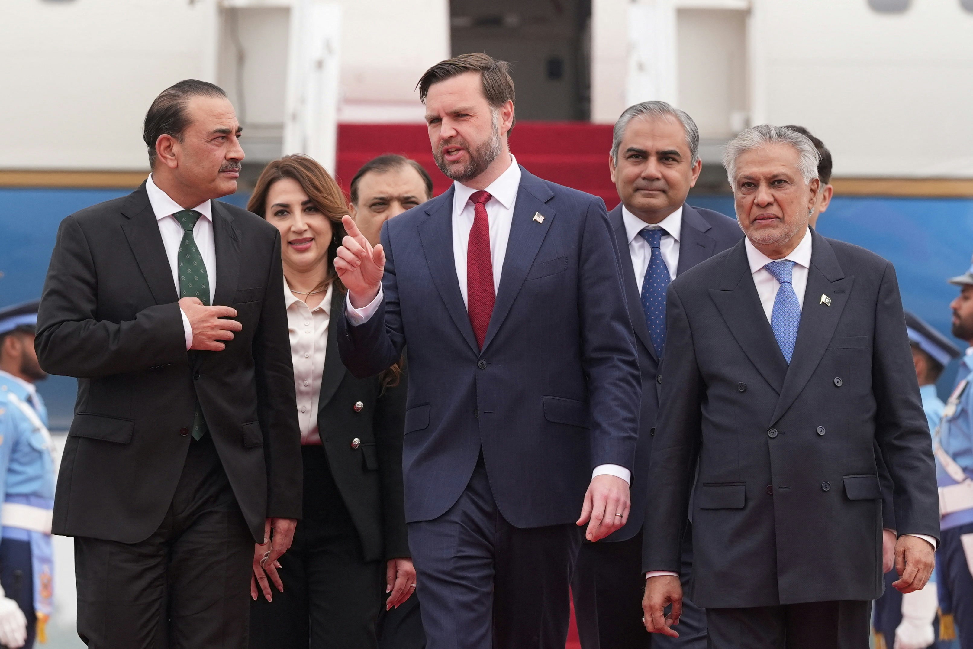 美國伊朗代表團談判開始　數艘美軍艦據報穿越霍爾木茲海峽｜最新