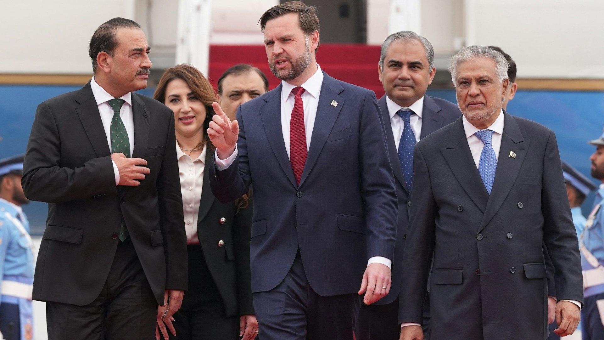 美國伊朗代表團談判開始 數艘美軍艦據報穿越霍爾木茲海峽|最新 美國伊朗代表團談判開始 數艘美軍艦據報穿越霍爾木茲海峽|最新