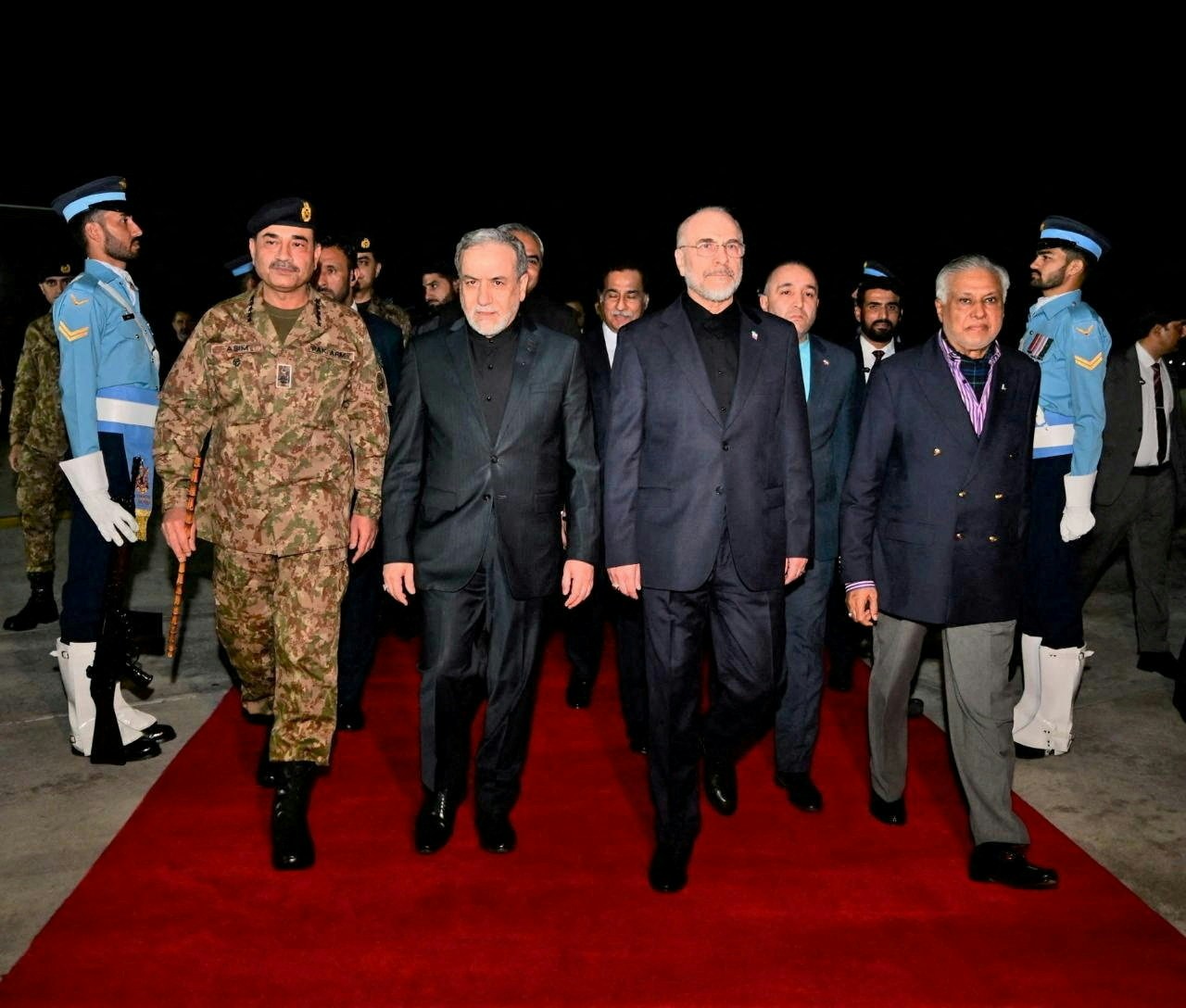 2026年4月10日，巴基斯坦伊斯蘭堡，由伊朗議長卡利巴夫（Mohammad Baqer Qalibaf，右二）和外長阿拉格齊（Abbas Araghchi，左二）率領的伊朗代表團受到巴基斯坦陸軍參謀長穆尼爾（Asim Munir，左一）和外長達爾（Mohammad Ishaq Dar，右一）的歡迎。巴基斯坦正準備接待美國和伊朗舉行和平談判。（Reuters）