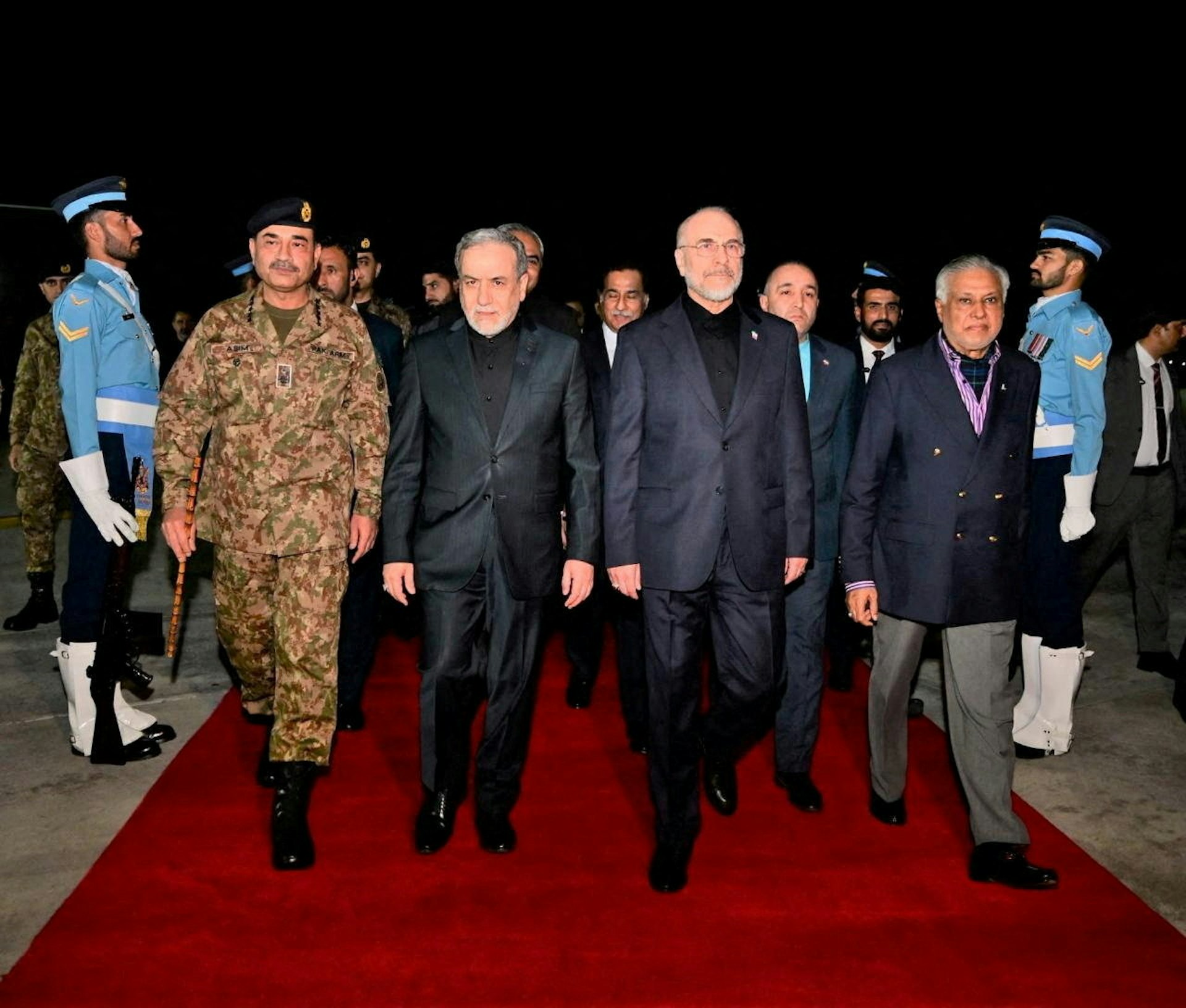 2026年4月10日,巴基斯坦伊斯蘭堡,由伊朗議長卡利巴夫(Mohammad Baqer Qalibaf,右二)和外長阿拉格齊(Abbas Araghchi,左二)率領的伊朗代表團受到巴基斯坦陸軍參謀長穆尼爾(Asim Munir,左一)和外長達爾(Mohammad Ishaq Dar,右一)的歡迎。巴基斯坦正準備接待美國和伊朗舉行和平談判。(Reuters) 2026年4月10日,巴基斯坦伊斯蘭堡,由伊朗議長卡利巴夫(Mohammad Baqer Qalibaf,右二)和外長阿拉格齊(Abbas Araghchi,左二)率領的伊朗代表團受到巴基斯坦陸軍參謀長穆尼爾(Asim Munir,左一)和外長達爾(Mohammad Ishaq Dar,右一)的歡迎。巴基斯坦正準備接待美國和伊朗舉行和平談判。(Reuters)