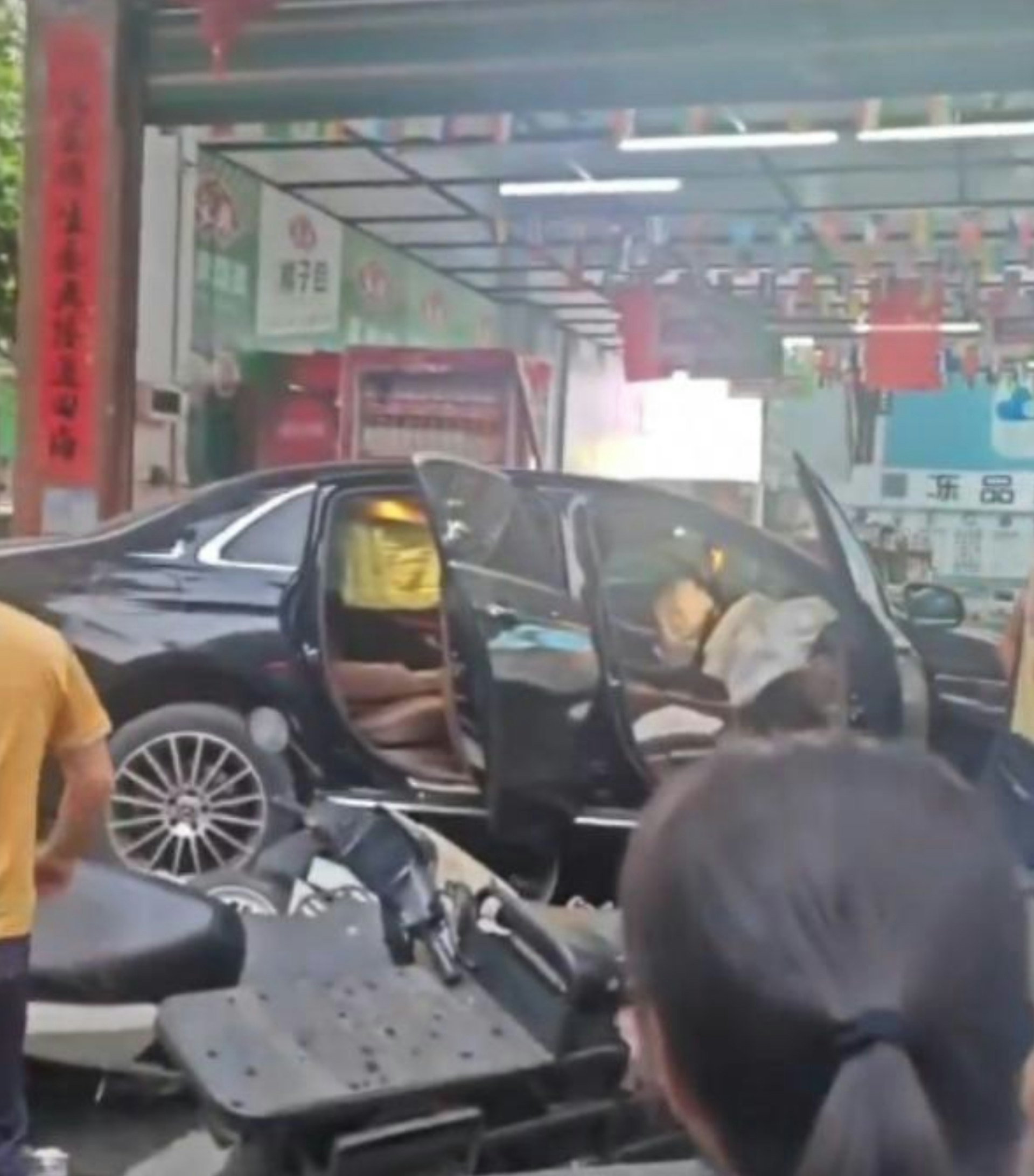 海南12歲男童疑似「嗑藥」偷開車,路上狂飆害死3人。(翻攝自X)