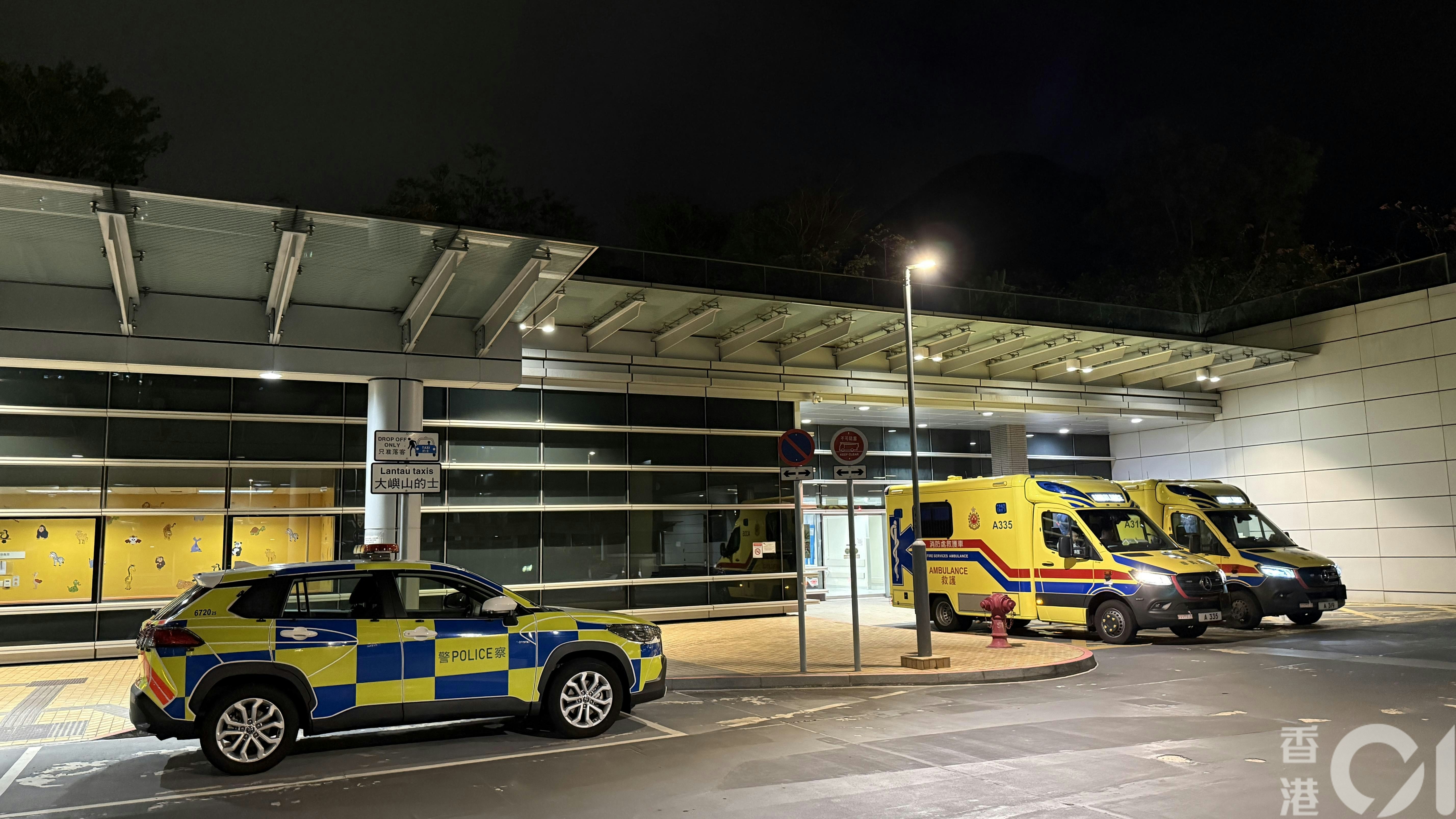 一輛城巴沿東涌松仁路慢線行駛，期間懷疑失控自炒，涉事城巴車頭被撞毀，描風玻璃破碎。（李家傑攝）