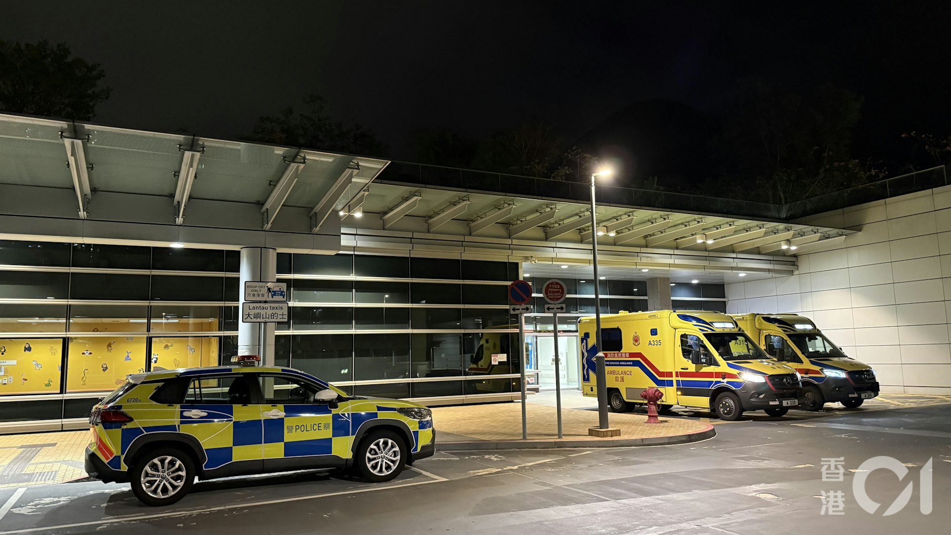 一輛城巴沿東涌松仁路慢線行駛,期間懷疑失控自炒,涉事城巴車頭被撞毀,描風玻璃破碎。(李家傑攝)